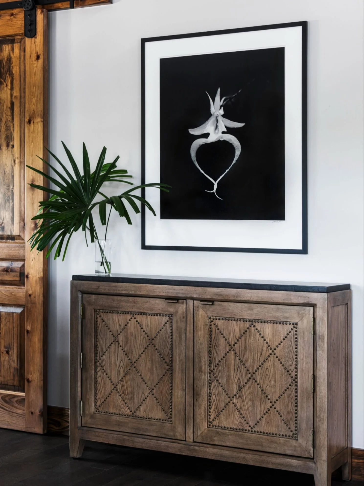 The beauty of B/W photography: this stunning piece by @clydebutcher is happily displayed in my client's dining room. See more of this rustic farmhouse project by @sandraasdourianinteriors. Photography by @tristanheeb. #rusticfarmhouse #vacationhome #