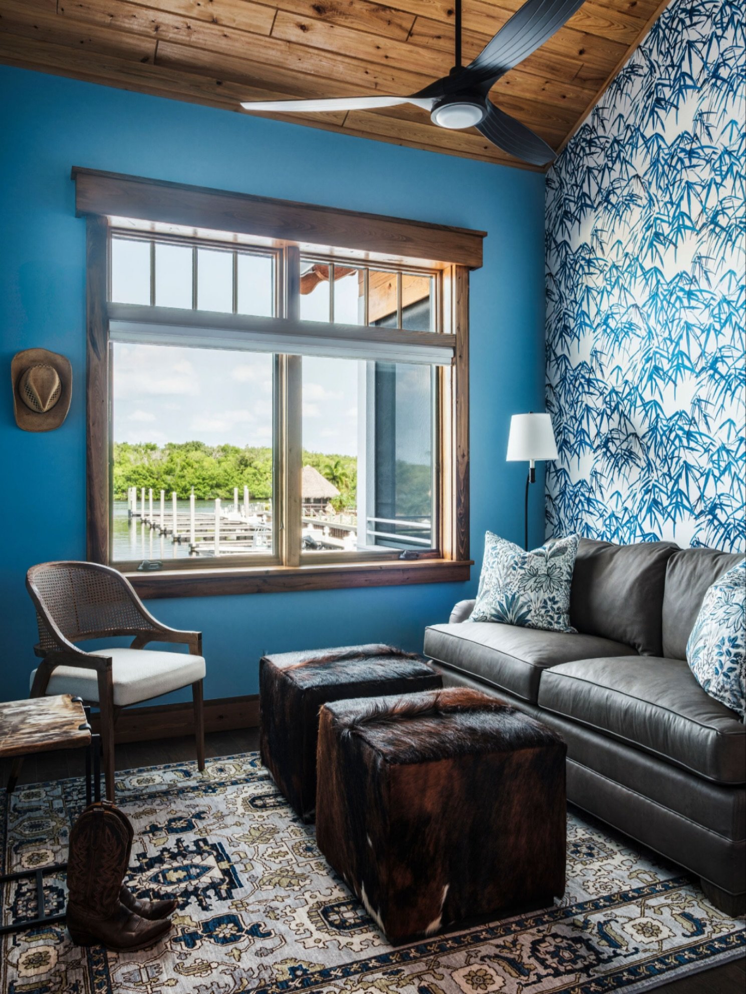 Our clients needed a guest bedroom but had limited space. So, we chose a comfortable sofa bed as the ideal solution. Creating a guest bedroom offers a great chance to design a welcoming retreat that blends comfort with thoughtfulness. Whether your gu