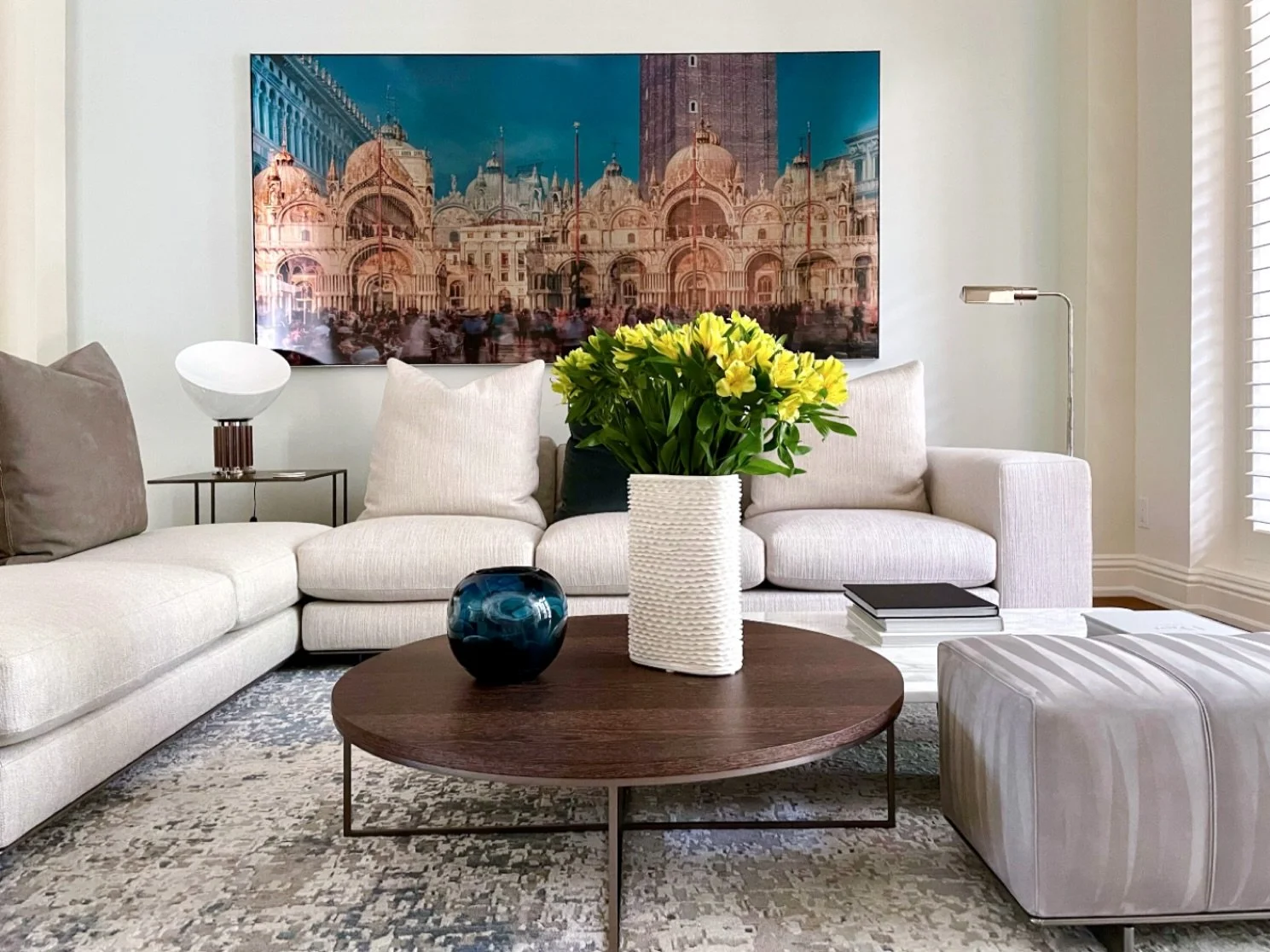 Adding fresh flowers to your design, especially when arranged in a lovely vase, really brings a touch of elegance and warmth. It makes everything feel so inviting and special. Follow along @sandraasdourianinteriors for more inspiring ideas! #flowerst