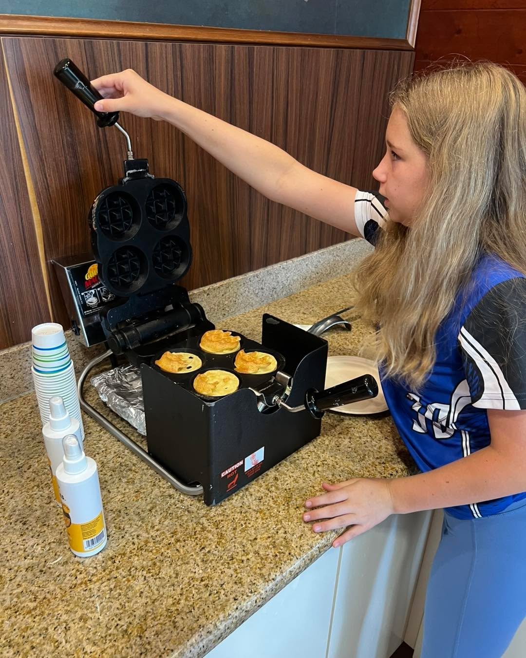🧇 We love a good hotel breakfast! Piper and Zeke helped other little friends around them learn how to use the waffle maker. Yummy! 😋