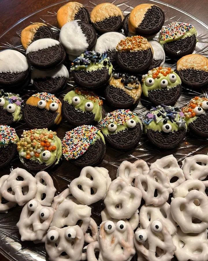 Cynthia made this beautiful platter of Halloween cookies from my cookbook!  How fun is this!!!

Happy Halloween!!!