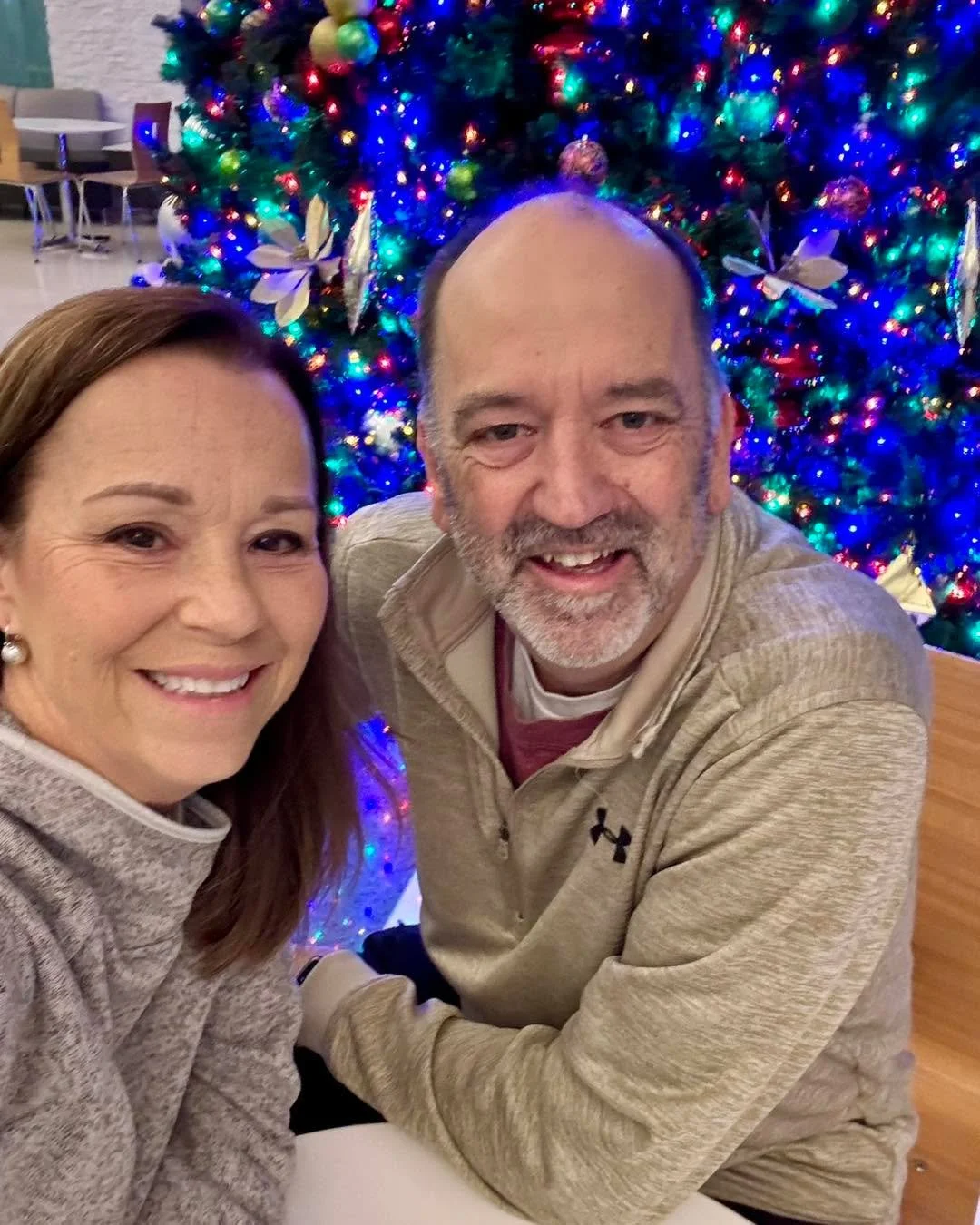 HaPpY very early Sunday morning! ✨ 

D and I are flying to Las Vegas this morning. Let me just tell you&hellip;the airport Christmas decorations are so beautiful! ❤️💚

Yesterday was such a gift, meeting so many of you. My favorite part is always the