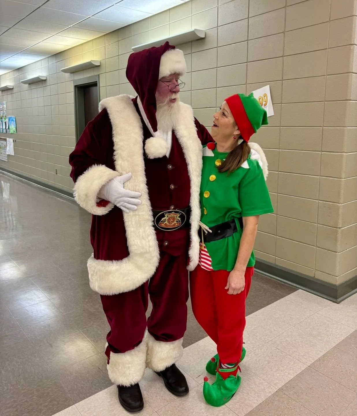 Look who I ran into this morning! 
Merry Christmas! 💚🎅🏻 🧝 ❤️