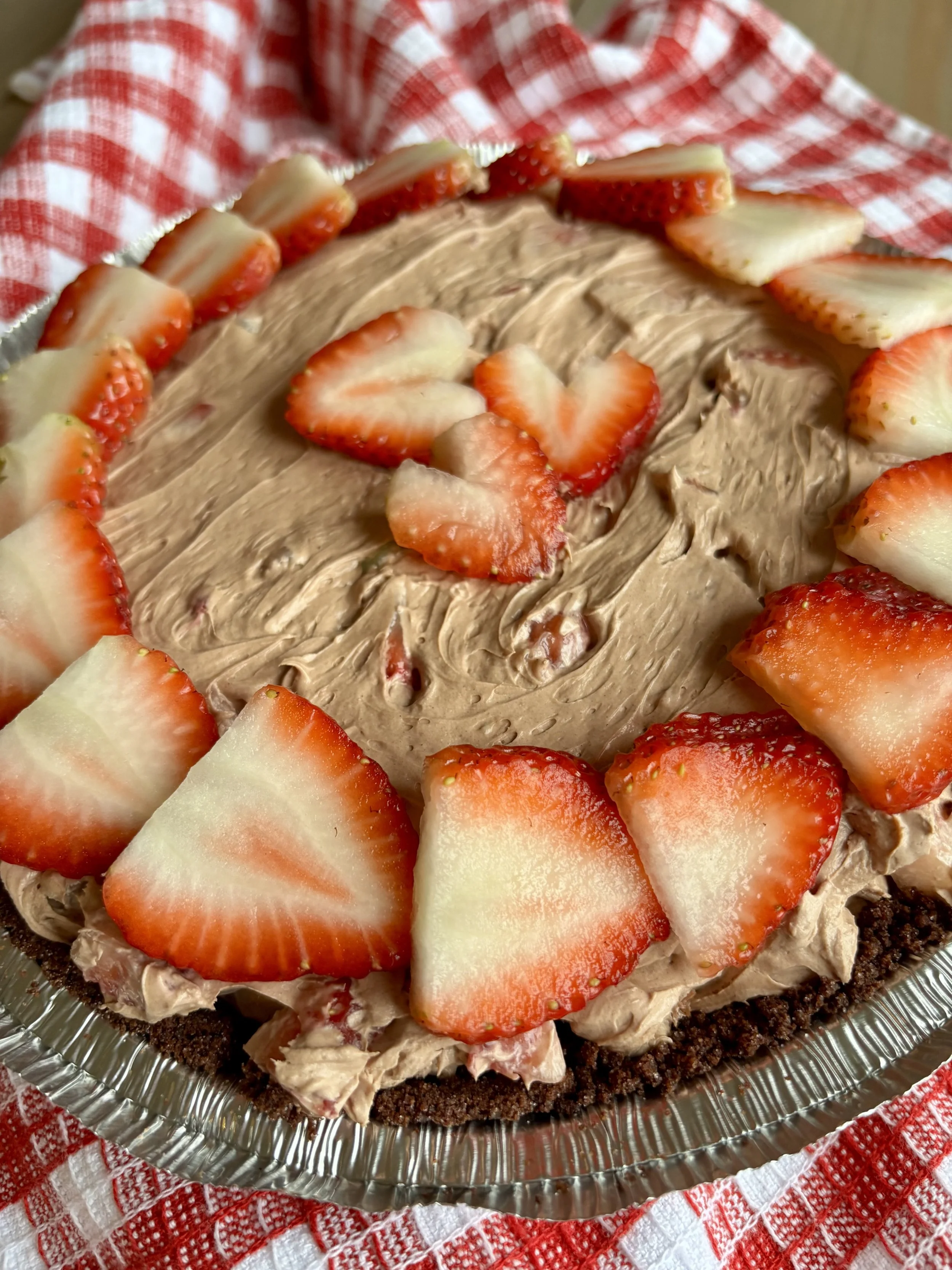 Valentine No-Bake Chocolate Strawberry Pie
