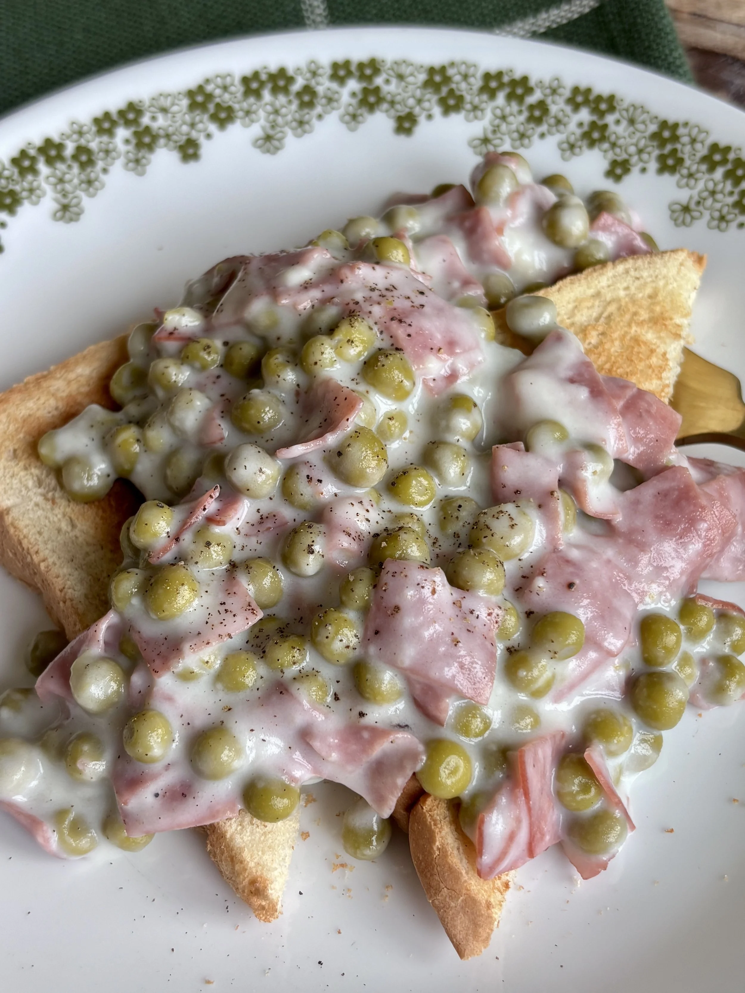 Creamed Chipped Beef &amp; Peas on Toast