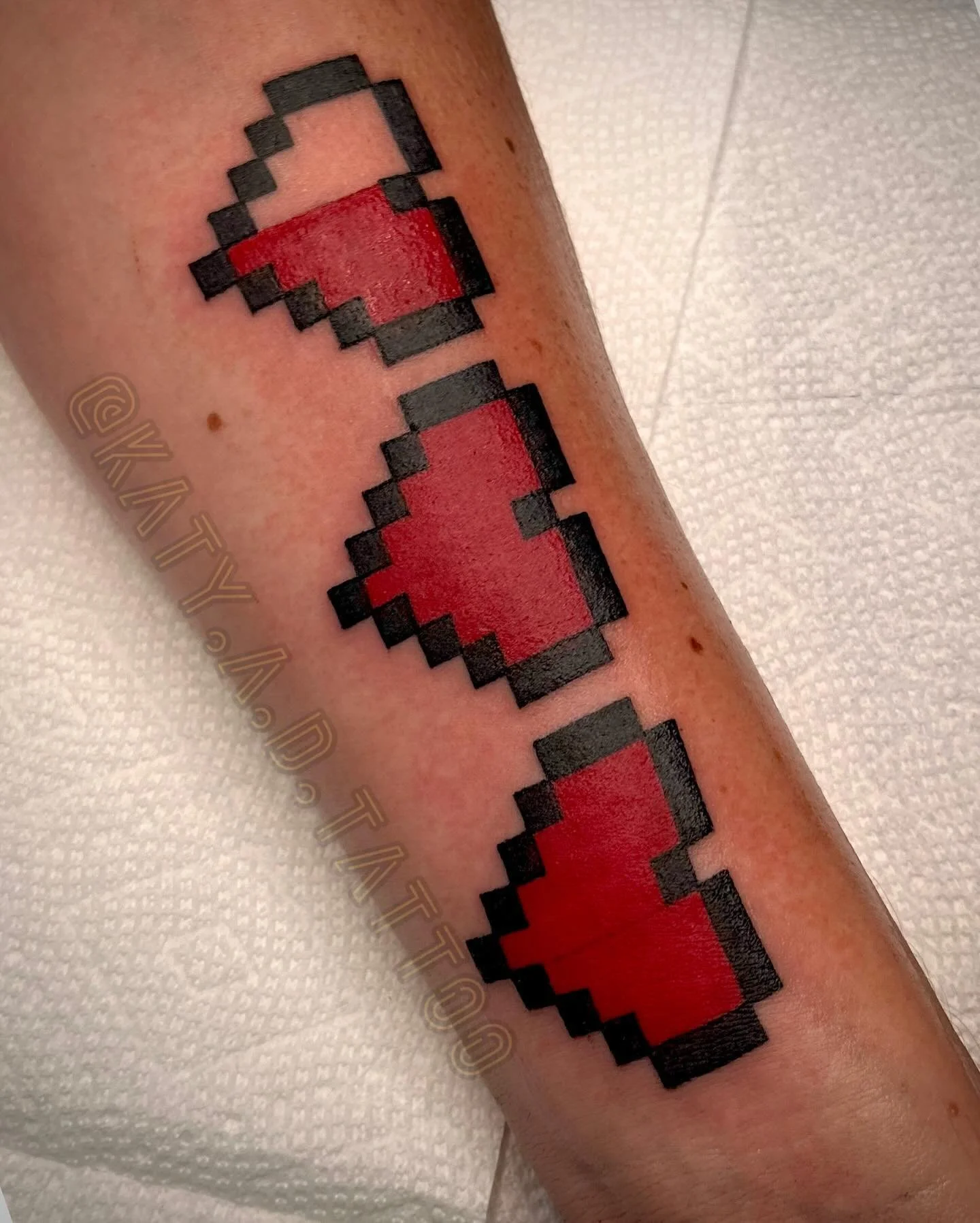 modified zelda pixel hearts ❤️🗡️🎮 
a few spots left in august ~ book meow! 
🗣️ text me 24/7 to chat
(っ◔◡◔)っ &hearts; (𝟐𝟔𝟕)𝟐𝟎𝟔-𝟐𝟒𝟗𝟕 &hearts;
✨𝐨𝐦𝐠𝐢𝐭𝐬𝐤𝐚𝐭𝐲𝐚𝐝.𝐜𝐨𝐦✨ 
book online 📆 
come visit me at historic @pechinatowntattoo ⛩