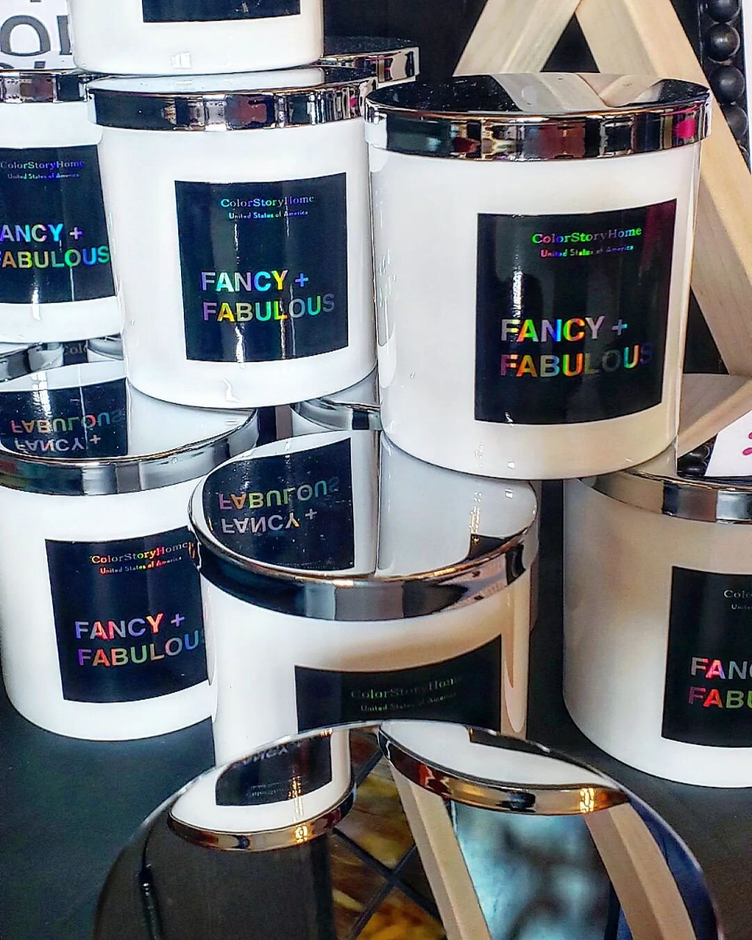 FANCY + FABULOUS for the holidays! 
Your new favorite home fragrance - orange zest, warm clove and knotty pine 🍊☘🌲suits anyone's scent palette perfectly. 

#ecofriendly #soybasedcandle #ColorStoryHome #alifestorybrand #colorismyjam