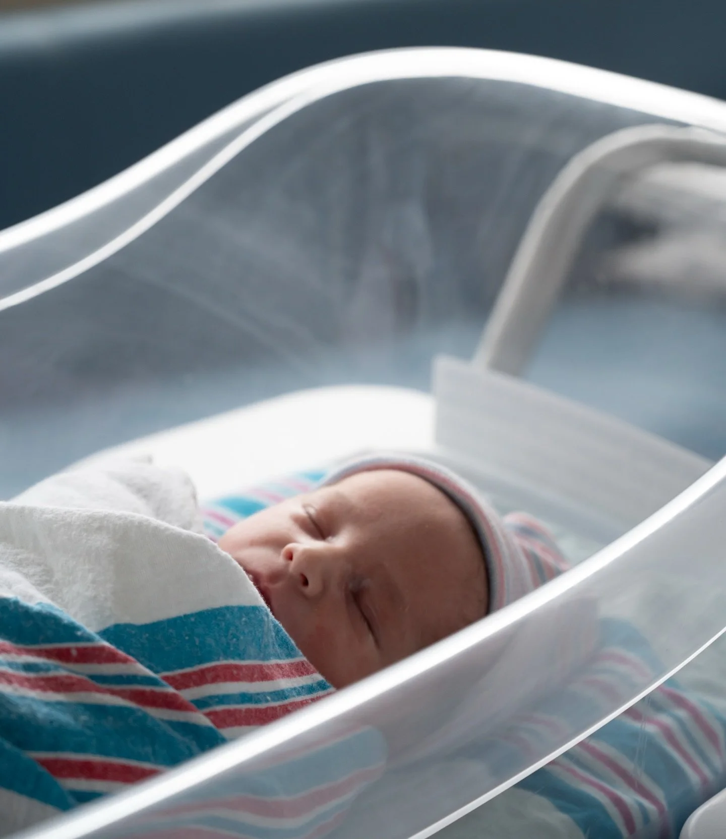 Those sleepy first moments earth-side 🍼 For the next few weeks, this is how your email will find me. We love the newborn bubble - I have several #fresh48 and #newborn sessions booked during this little leave and have my book open for all session typ