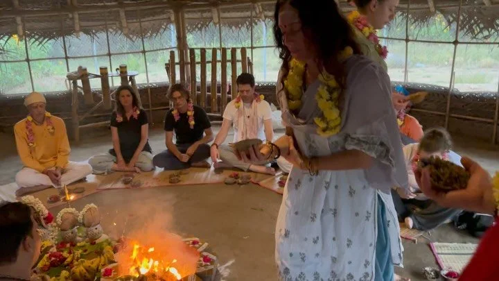 Some glimpses into the powerful Homa (fire ceremony) that we were blessed to participate in with Satya at @arunachalanadaloka during last year’s South India Pilgrimage.
And yes! We will have the opportunity to receive/partake in a Homa in our