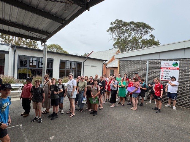 Grade6s_walkl_with_parents01.jpg