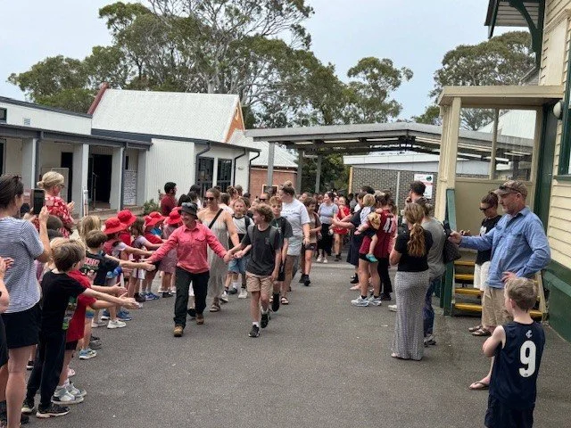 Grade6s_walkl_with_parents02.jpg