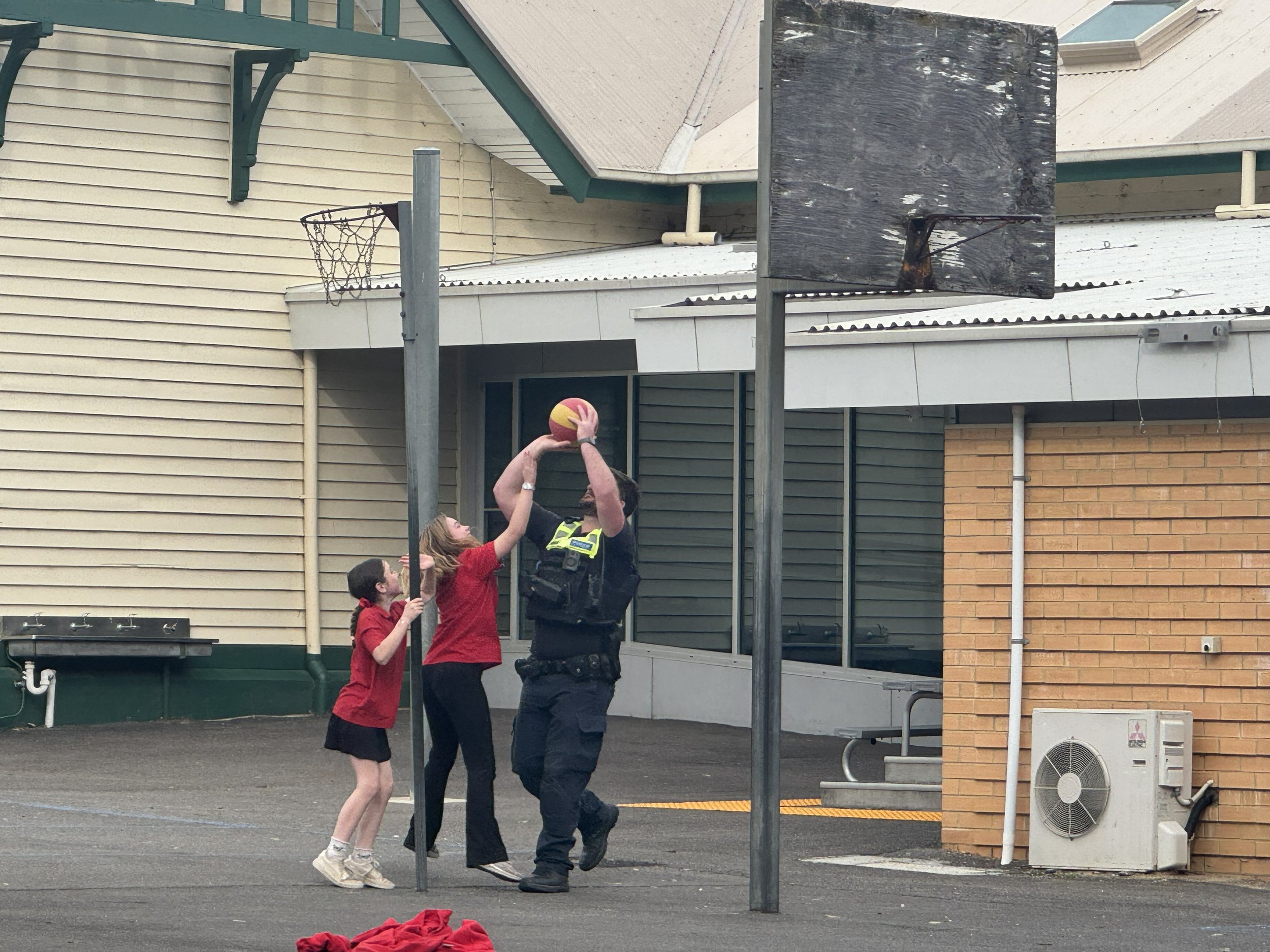 Police_incursion04.jpg