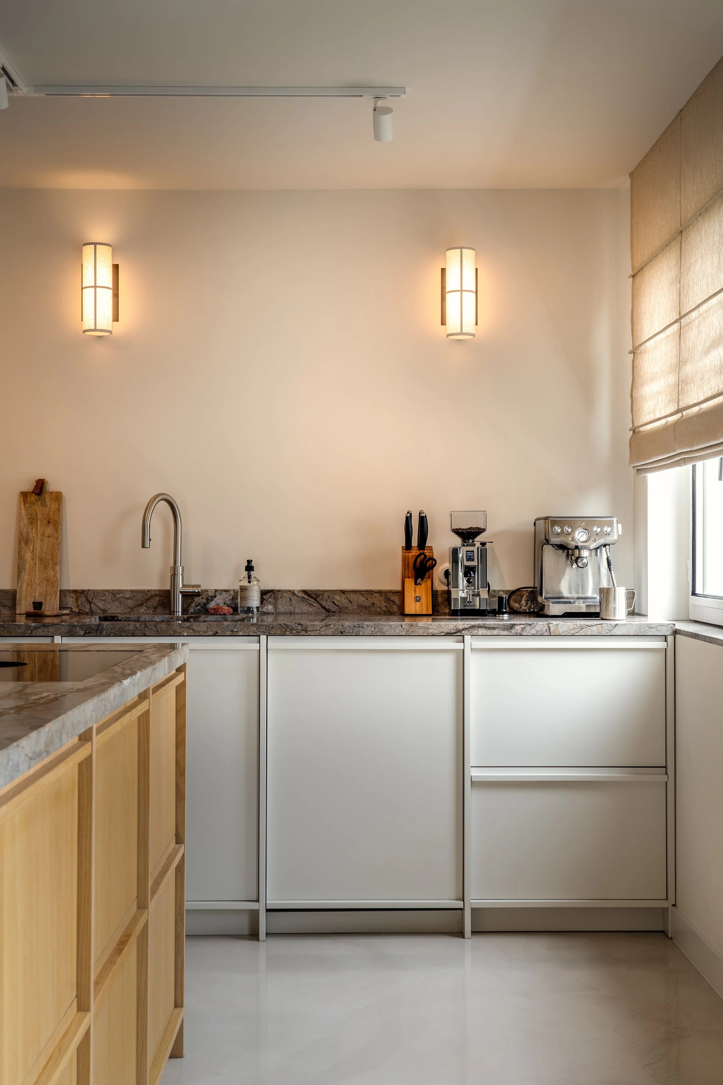 Studio Martijn Veldman ridisegna un attico frammentato nel cuore di Amsterdam.