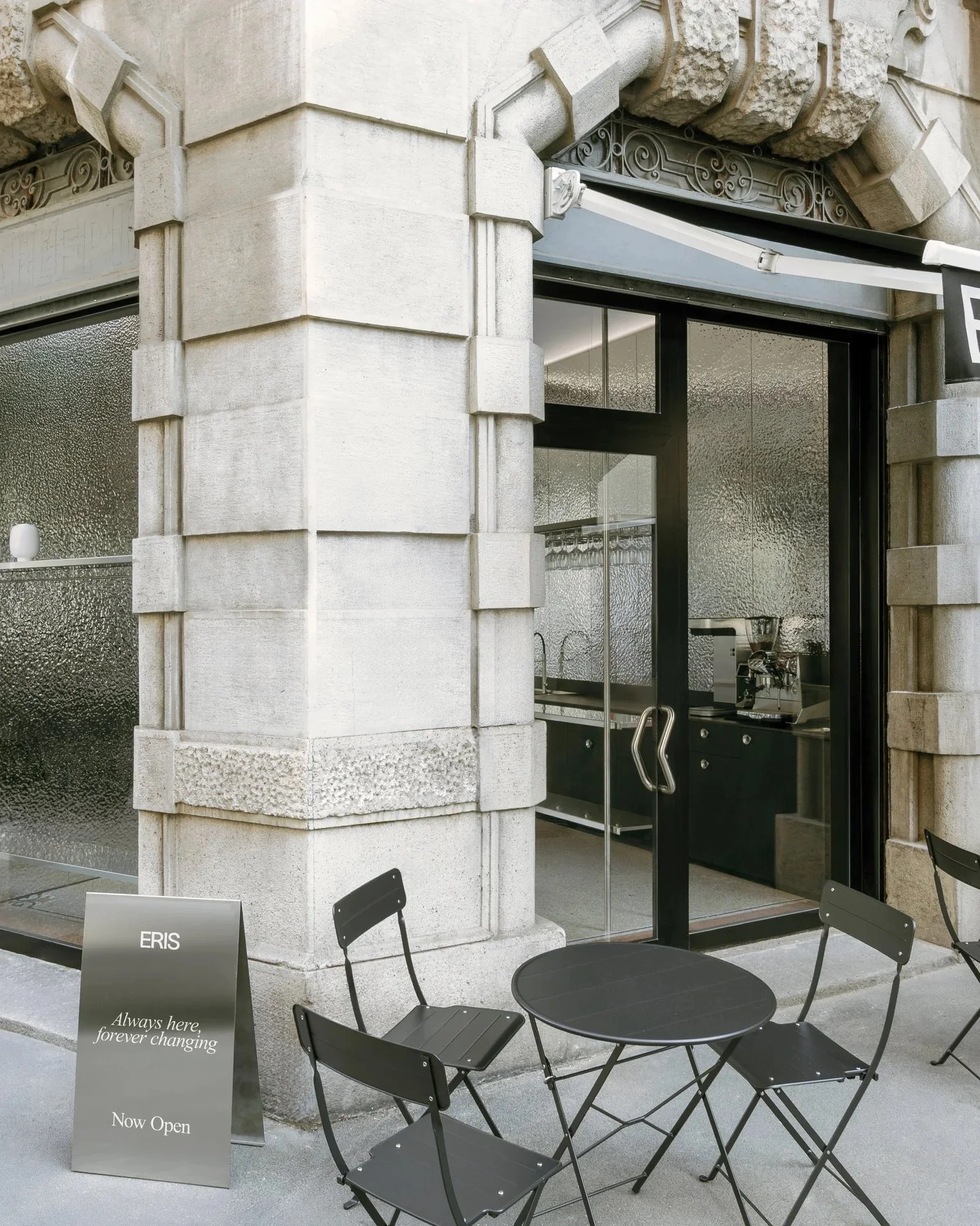 ERIS racconta Witness the Shift. Un anno dopo l'apertura, lo spazio di Porta Venezia si reinventa per la Design Week.