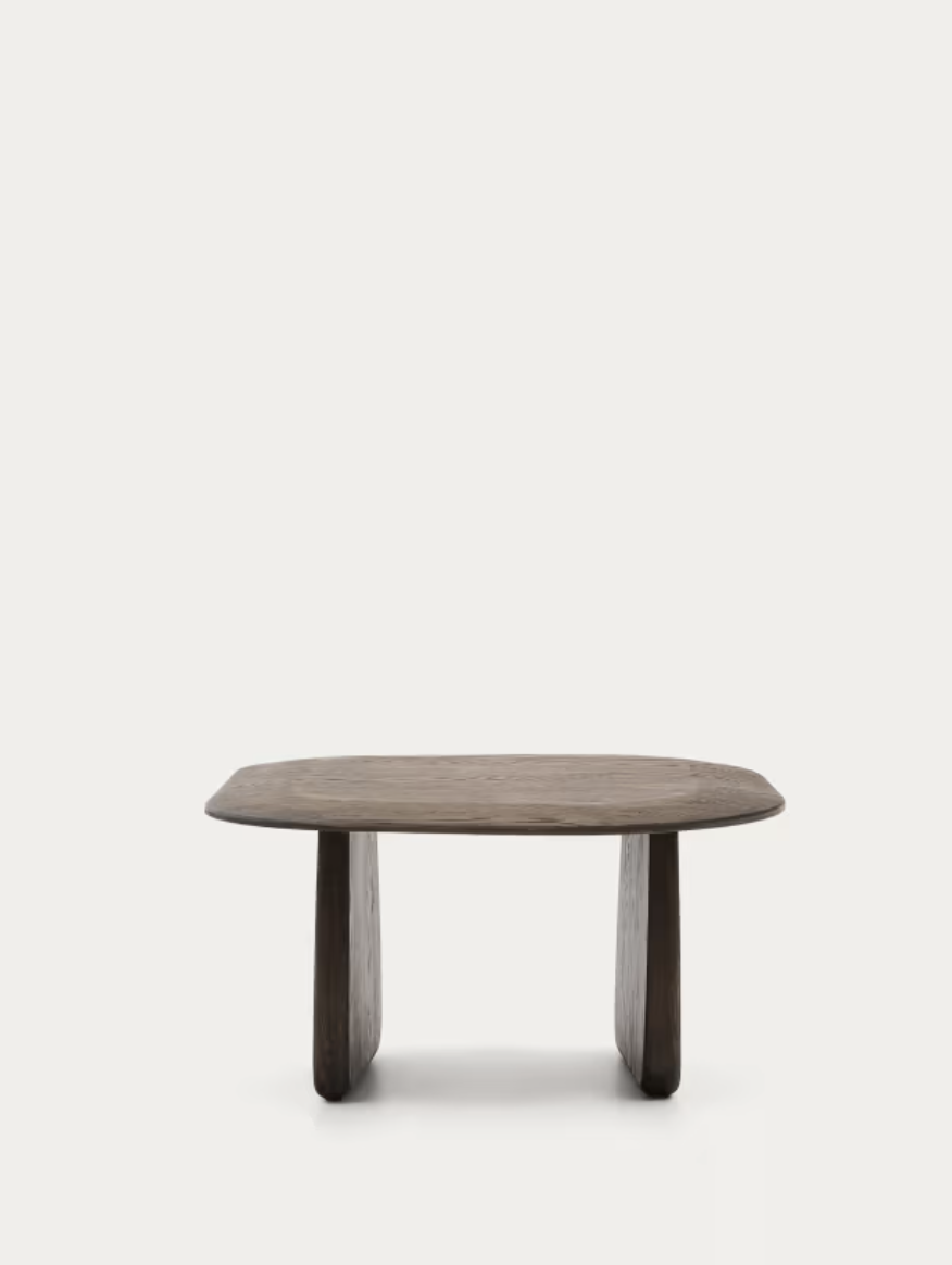 Tavolino da soggiorno in legno naturale, con piani rettangolari e gambe curve, su sfondo bianco.