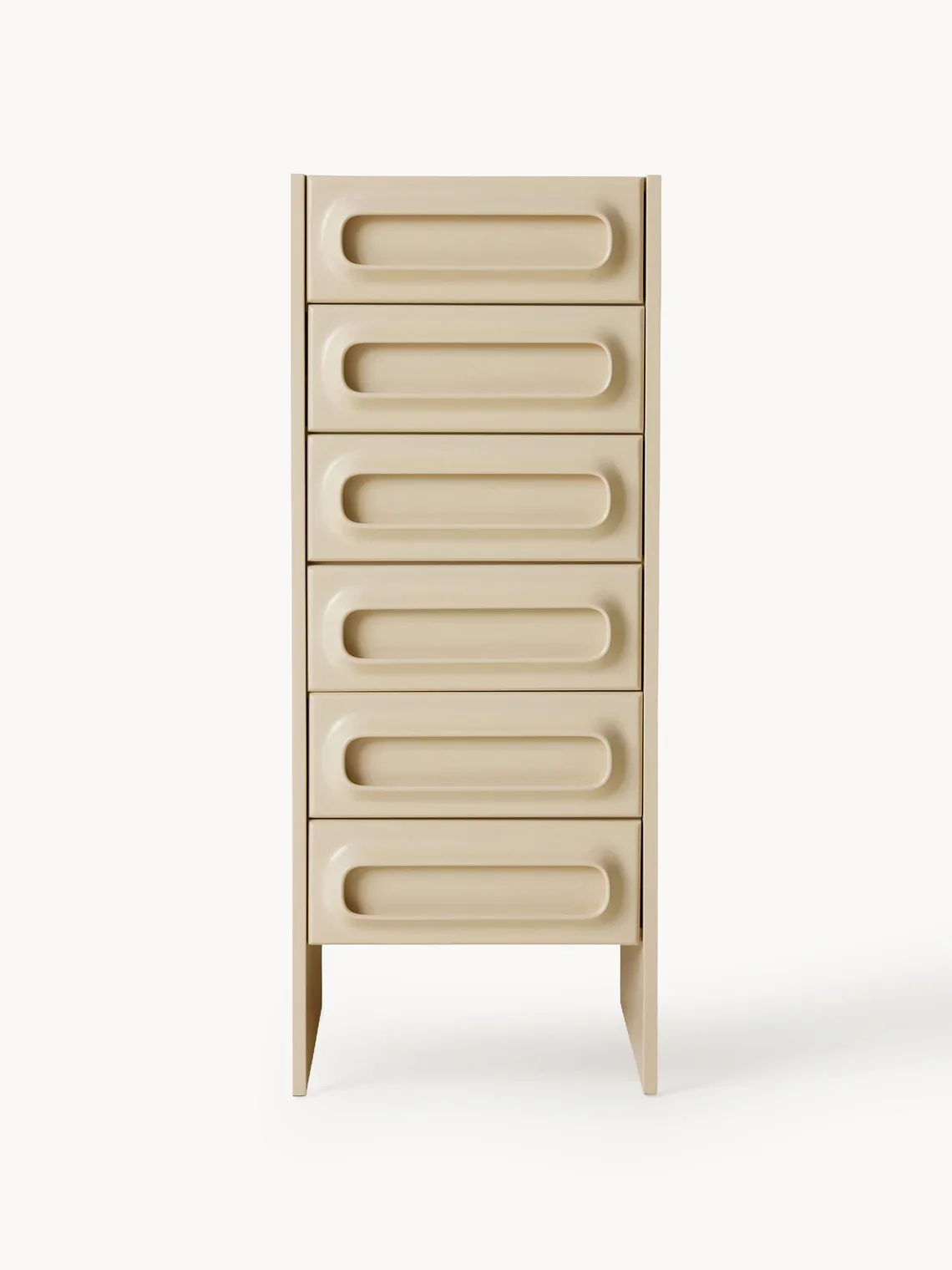 Una grande cassettiera beige con cinque cassetti con maniglie integrate.