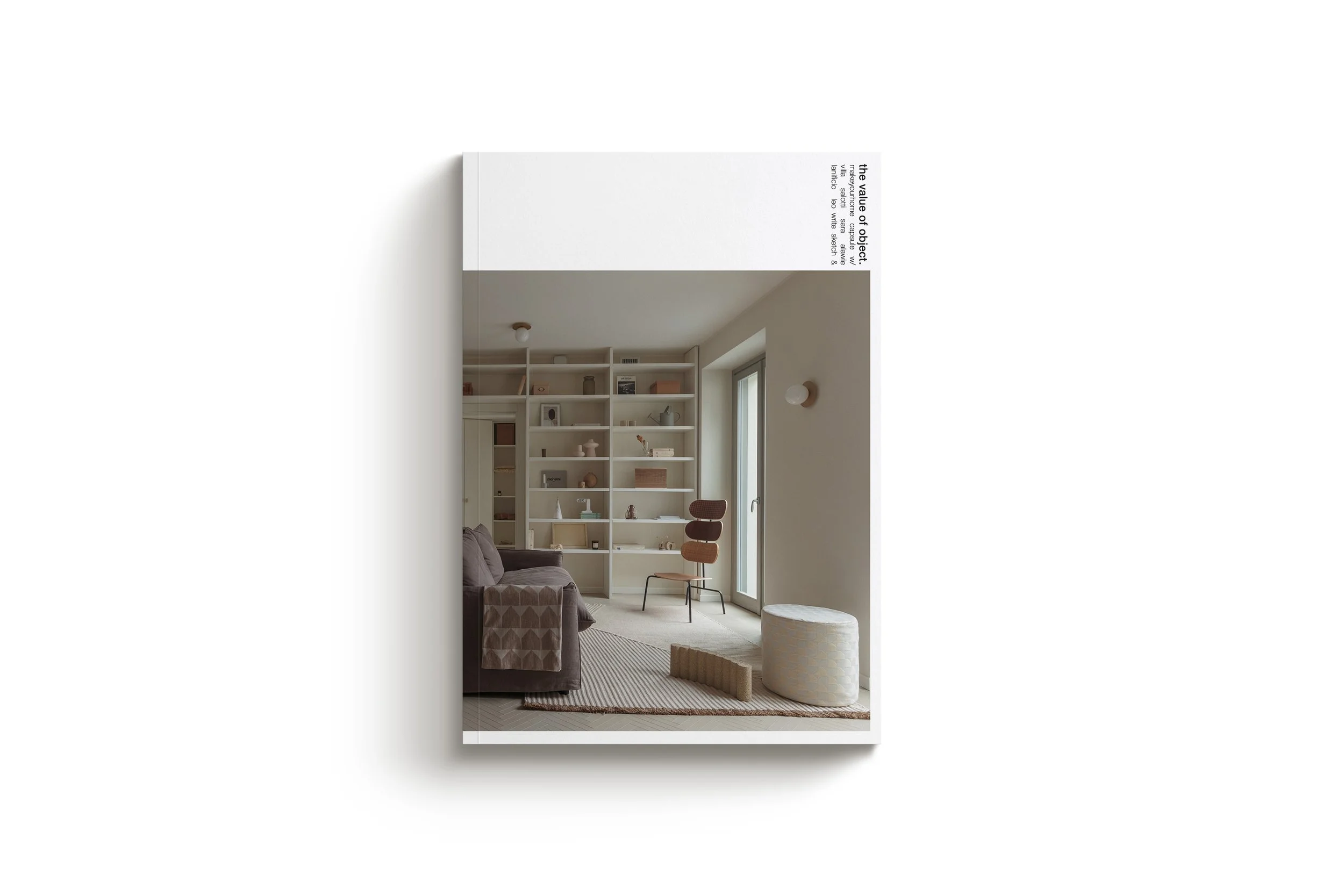 Interno moderna con scaffale bianco, divano grigio, poltrona in legno e tessuto, tappeto beige, porta finestra, pareti chiare e luce soffusa.