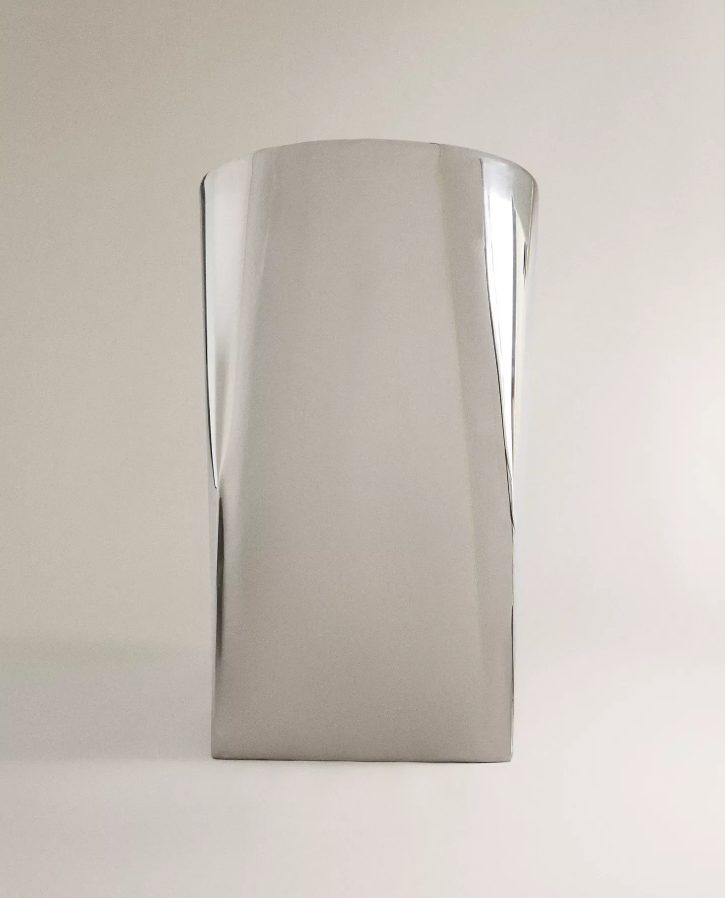 Vaso di design in vetro trasparente sulla superficie bianca.