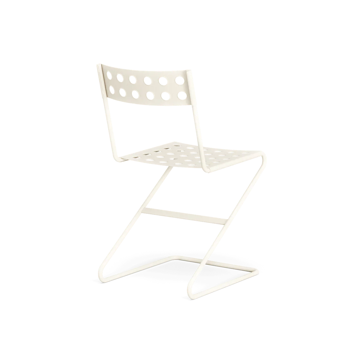 Sedia pieghevole bianca con foro nel retro e sedile perforato, struttura in metallo, sfondo nero.
