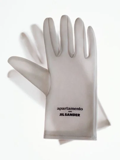 Guanto bianco con scritta 'appartamento Jil Sander'