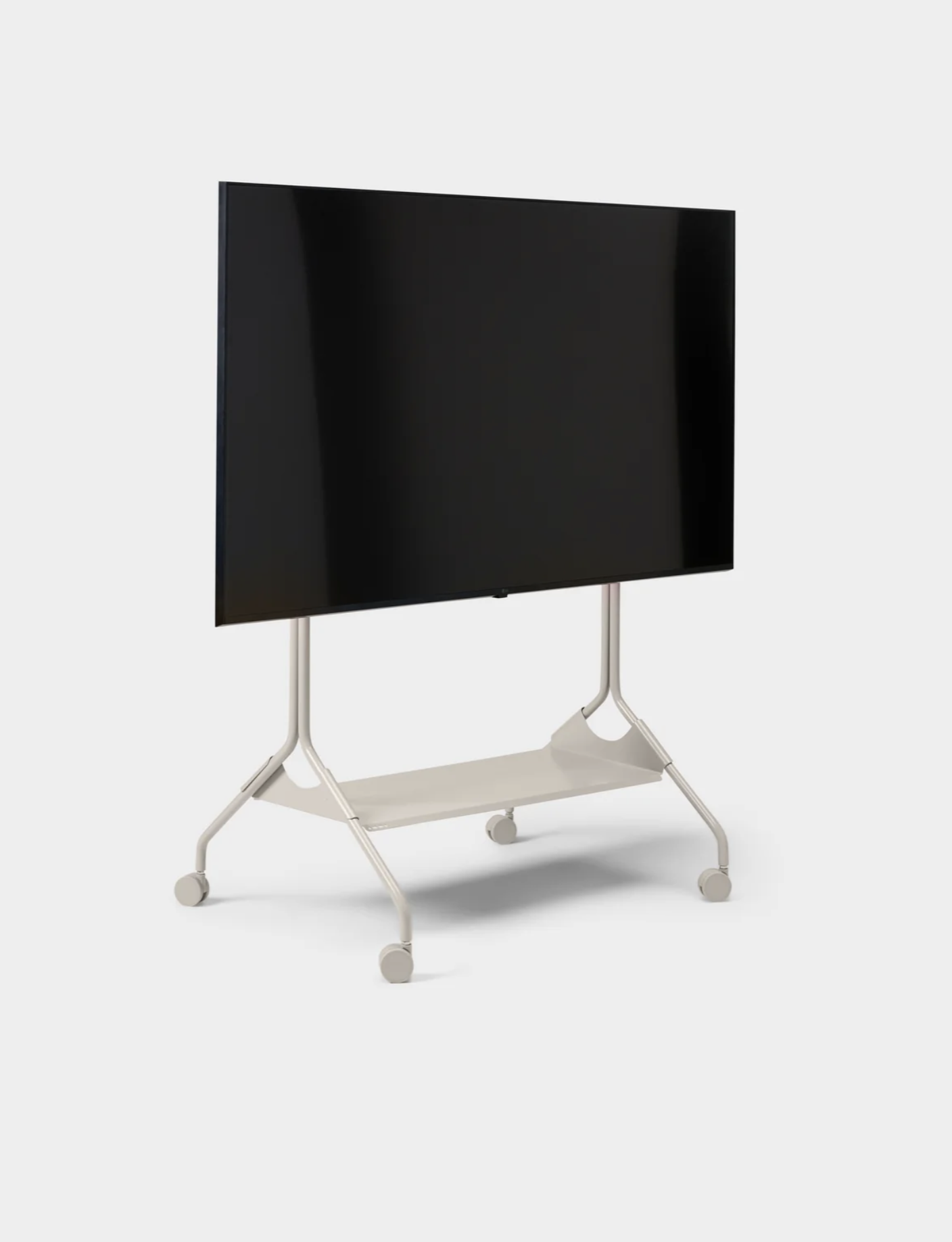 Televisore a schermo piatto posizionato su un supporto bianco con ruote, con uno sfondo bianco.