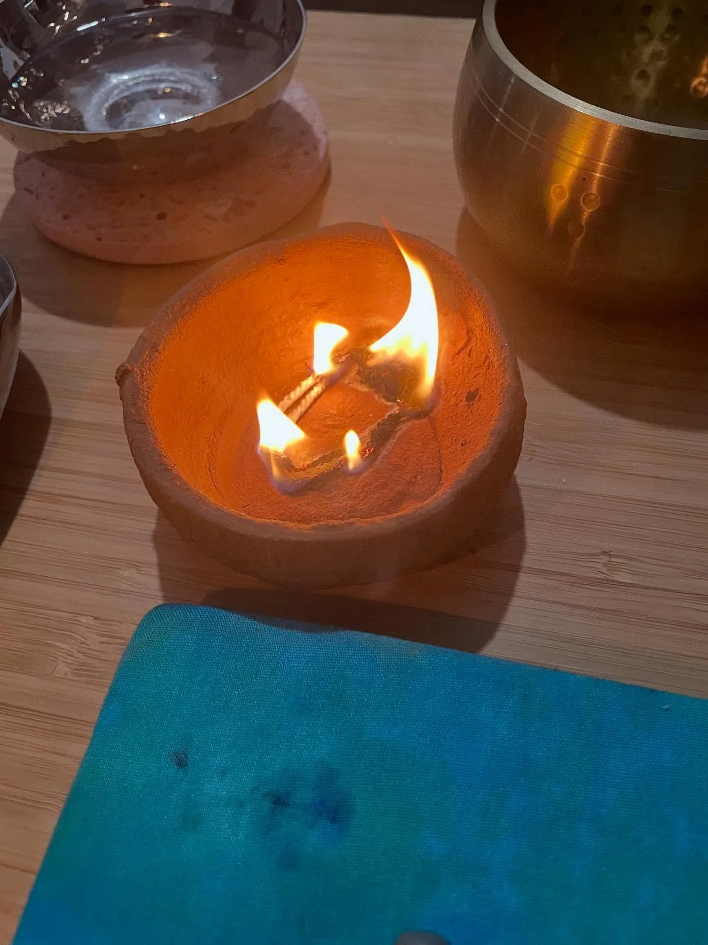 Attended a beautiful new moon Sankalpa Kriya ritual 🌑🌑 led by Angelica @mindbodyspiritlab today. Group meditation is such a powerful practice, especially at this time of year.

We wrote intentions and will burn one scroll a day until the 13th day, 