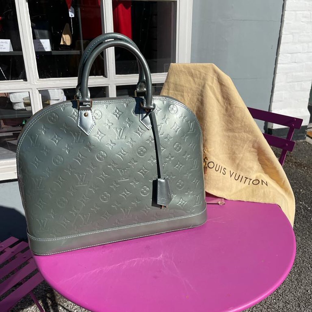 🚨 NEW ARRIVALS 🚨 we have two beautiful @louisvuitton handbags just arrived in store! Click through to our online store to buy&hellip; you better be quick I think Sarah has her eye on them 👀