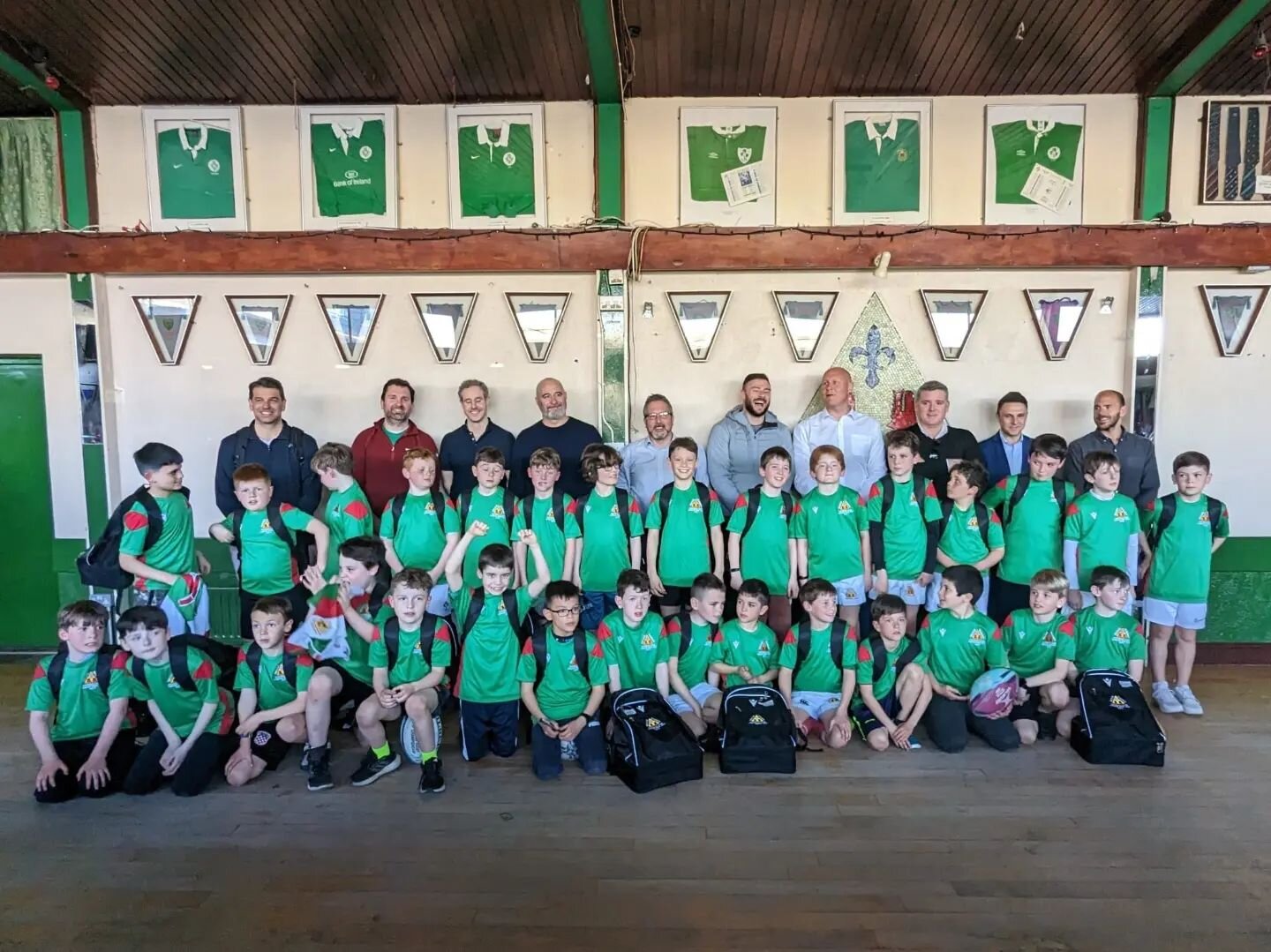 Good luck to the Bective Mini's heading over to @londonirish1898 for the International Mini's Tournament this Sunday. Thanks to Leinster, Ireland &amp; British &amp; Irish Lions player @robhenshaw for presenting the gear and talking about his own mem