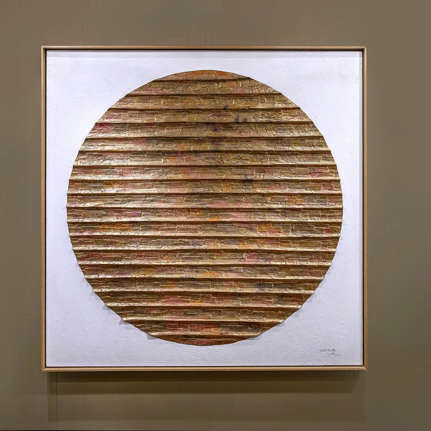 Golden horizontal relief circle on a white textured ground in an oak frame, by Michel Mullèr