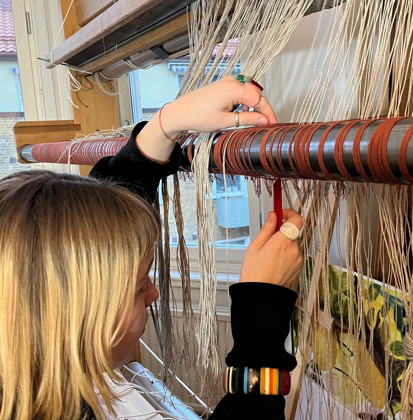 Work is progressing at Berit Sahlstr&ouml;m great studio where Frida is preparing the loom for the production of four new woven pictures for Asken&auml;s care home for us. Every single thread in its place.
Photo: B Sahlstr&ouml;m

#fineart #newwork @