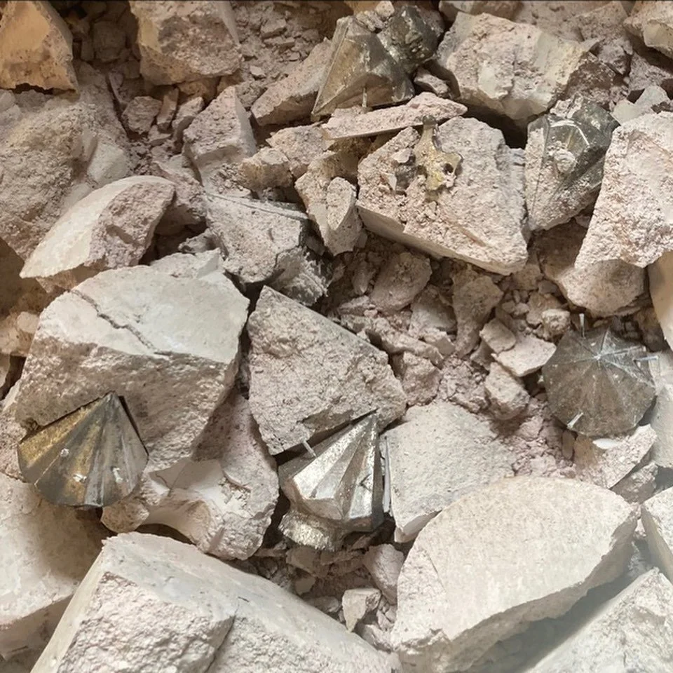 Bronze castings of small jewels being made for Svedala municipality. 

Bronze moulder Jonas H&ouml;gstr&ouml;m is busy in his studio. Thank you Jonas for great craftsmanship! 

#prize #fineart #bronze #proces @lenaignestam @carinazunino