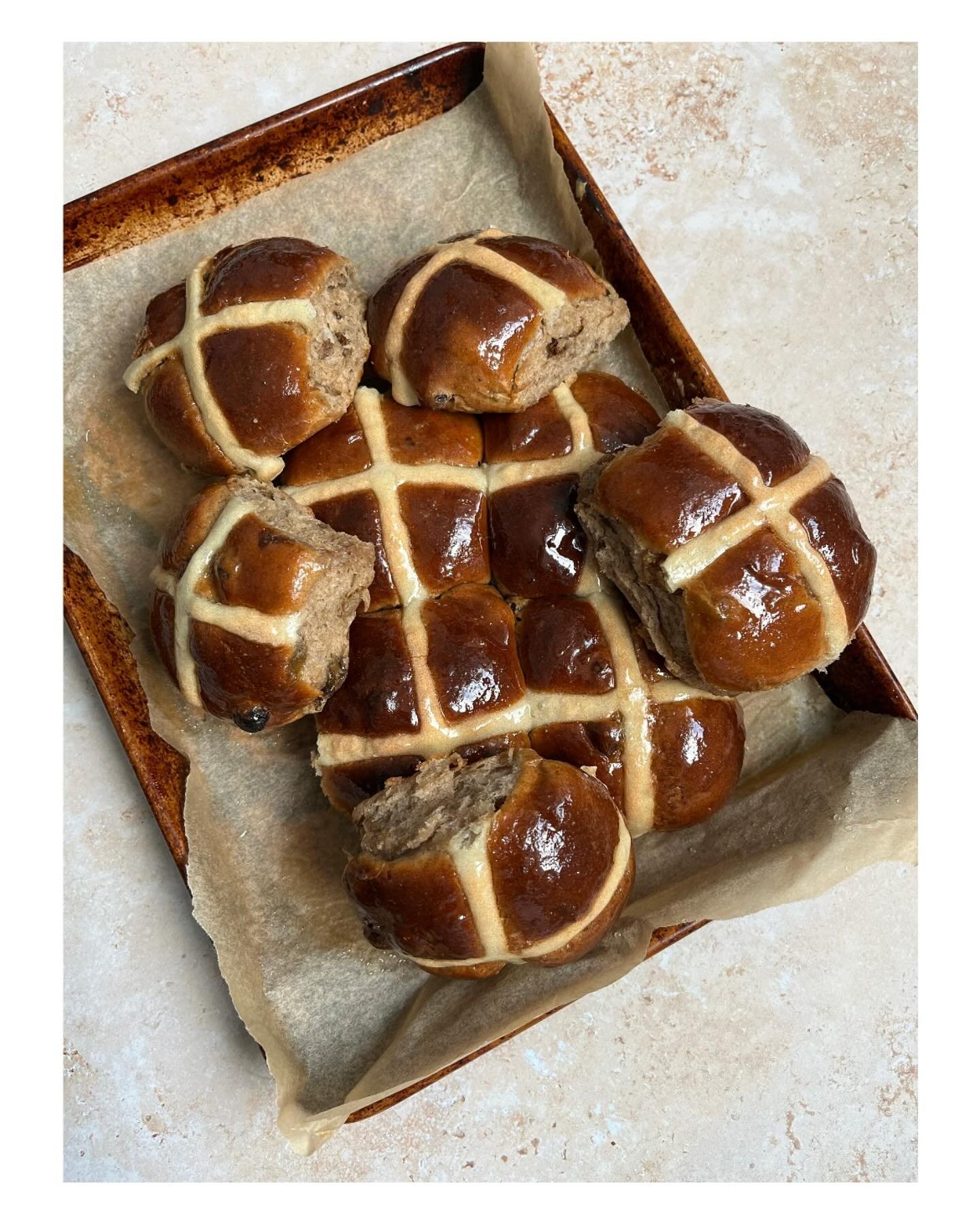 That time of year again 🤩 Bergamot hot cross buns

#hotcrossbun #easter #bergamot #easterweekend #spring #baking #privatechef #caterer #london #chefsofınstagram #pastrychef #sw6 #goodfood #eeeeeats #foodphotography