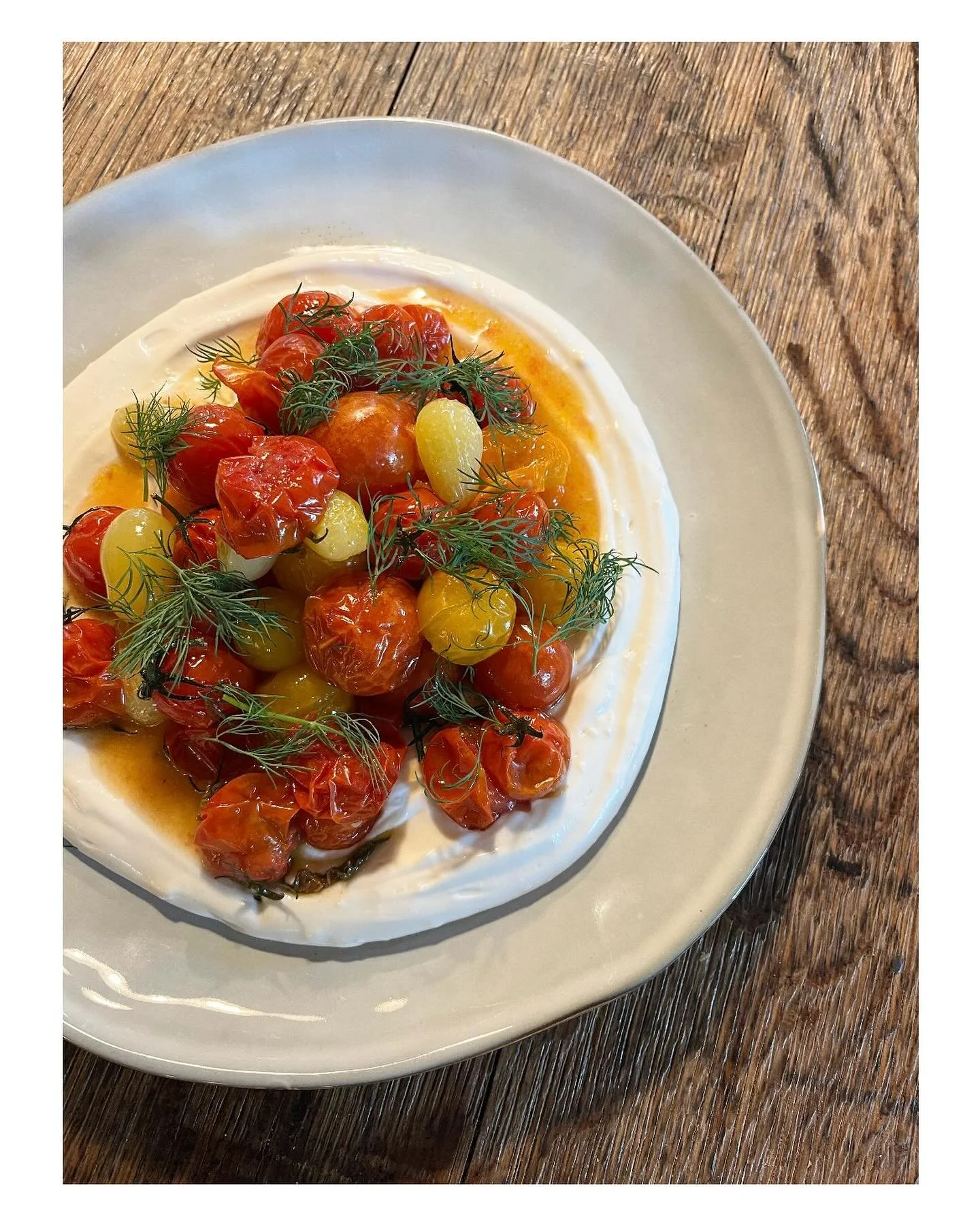 Confit tomatoes w/ garlic labneh 🍅 a final taste of summer!

#heritagetomatoes #confit #labneh #salads #latesummer #lunch #party #privatechef #catering #london #sw6 #chefsofinstagram #eeeeeats #goodfood