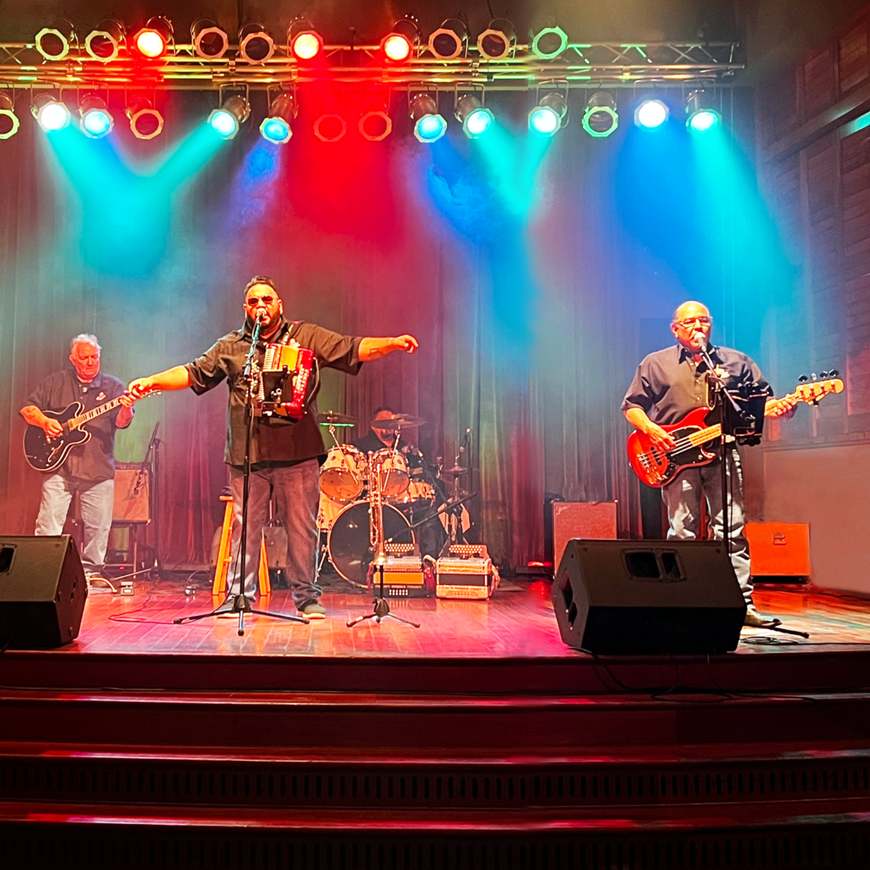 Los Rebeldes 4-member square live-2