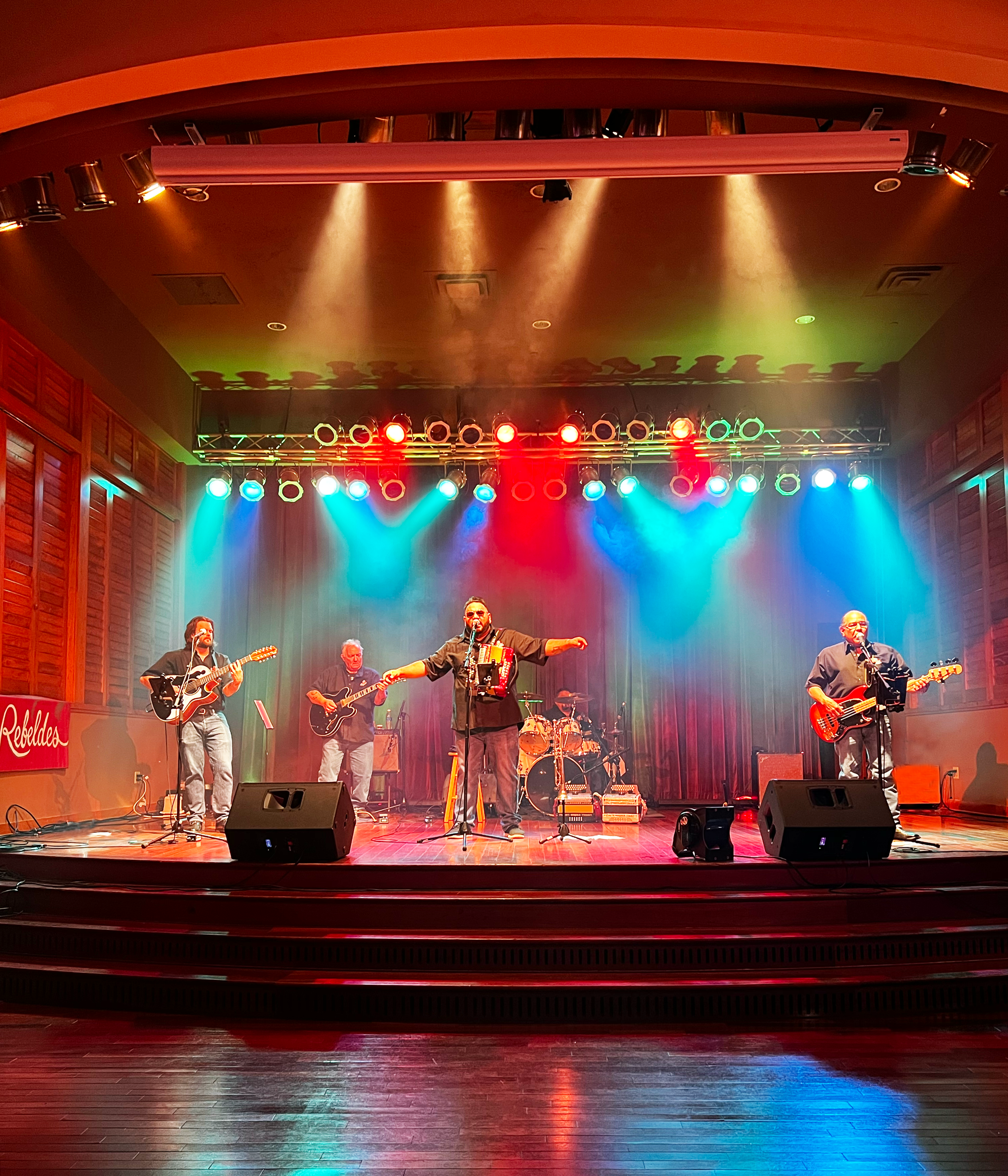 Los Rebeldes 5-member live-2