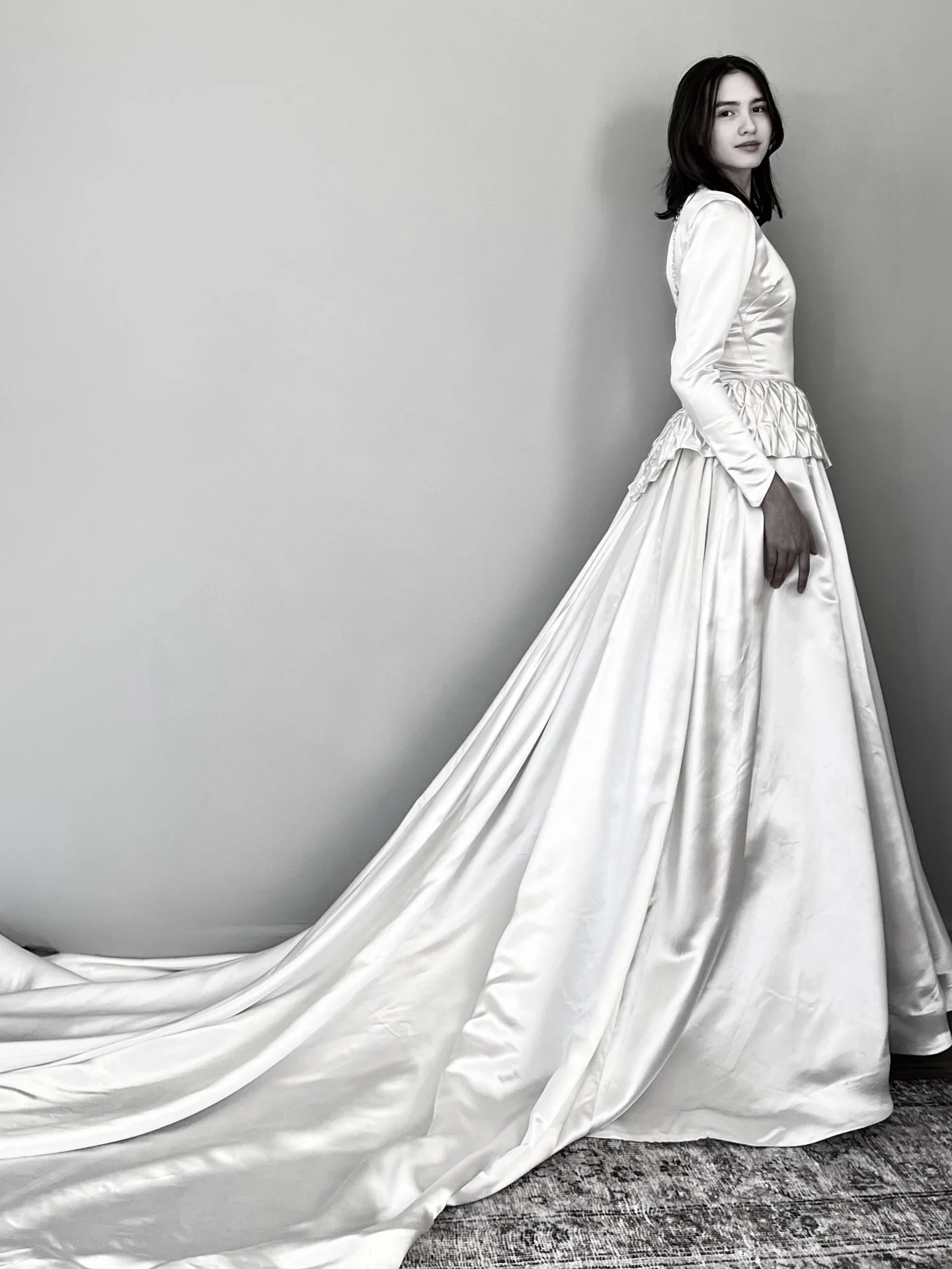 ✨ There is nothing quite like finding a wedding gown that comes with a photo of the original bride! It instantly connects you to history.

This brilliant liquid satin beauty is a prime example of wartime elegance. It features a modest neckline, stron
