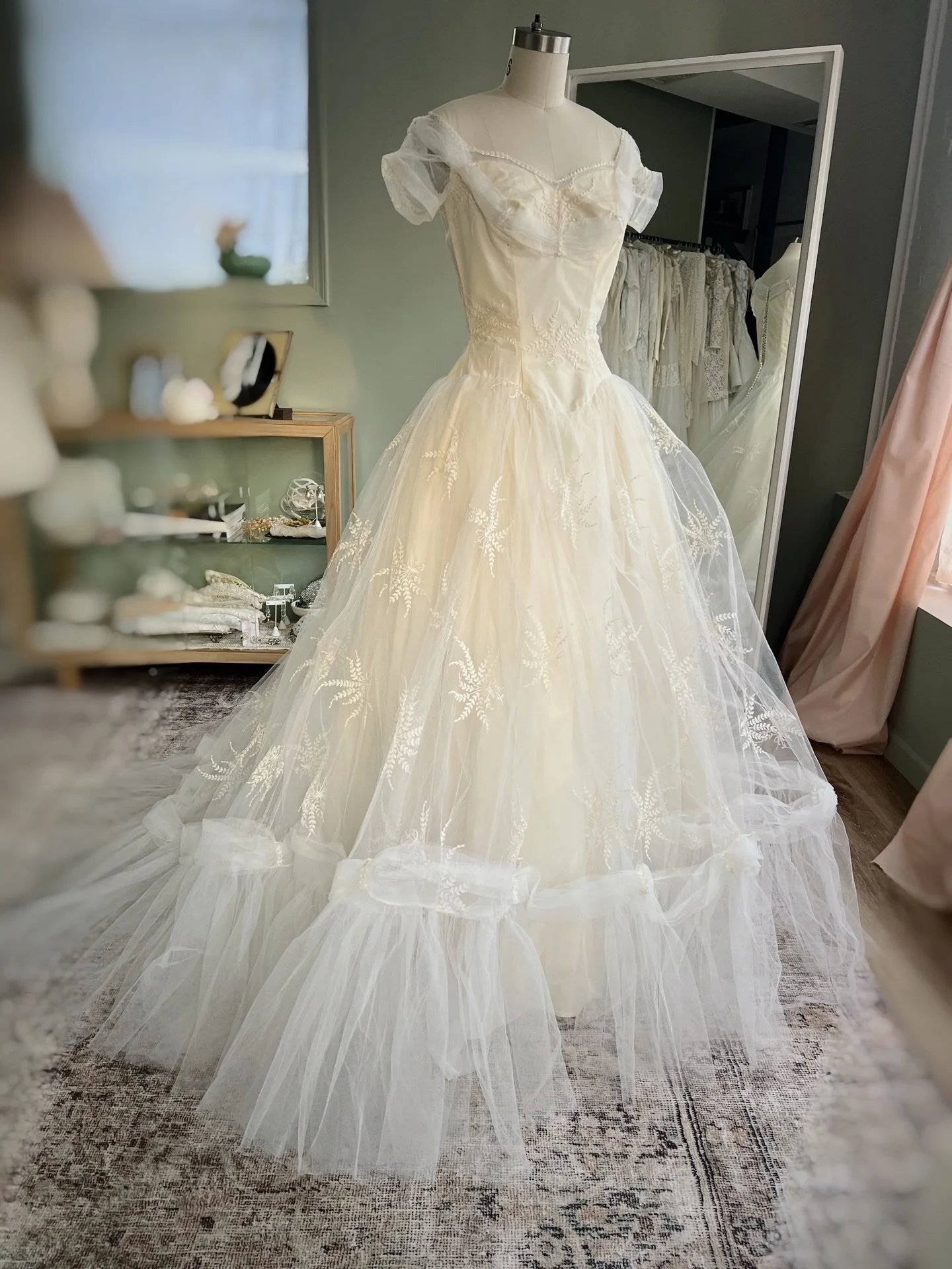 ✨This is why you never skip an estate sale text! My friend scored me this magnificent 1950s embroidered tulle gown.💓

The story behind this dress is so fun! It was worn by the former 1958 Miss Rhode Island, and she even left party confetti in the sk