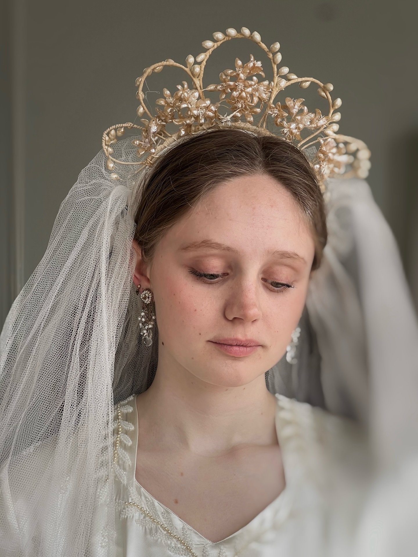 Sunday snowstorm ❄️thought this was an apt time to post this dreamy 1930s wax flower crown with cathedral-length veil and beaded liquid satin bridal gown ✨🦢🤍

#vintageweddingdress #1930sbride #waxflower #oldhollywoodglamour