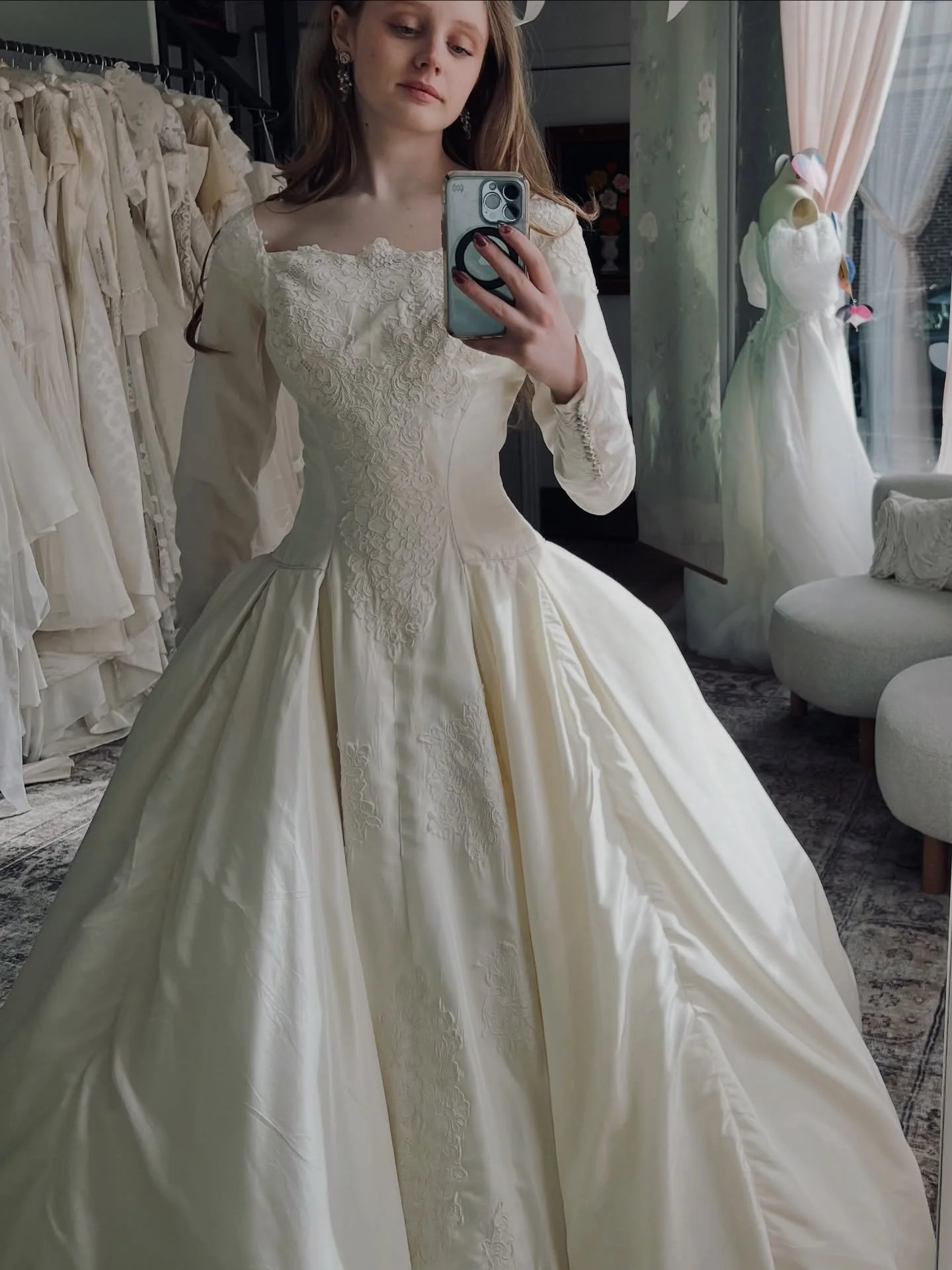 ✨Swooning over this pristine Priscilla of Boston mid-century taffeta bridal ballgown 🦢incredible volume that's feather light ~we paired her with the perfect crinoline for even more drama✨
(and she's a rare larger size to boot!) 

#vintageweddingdres