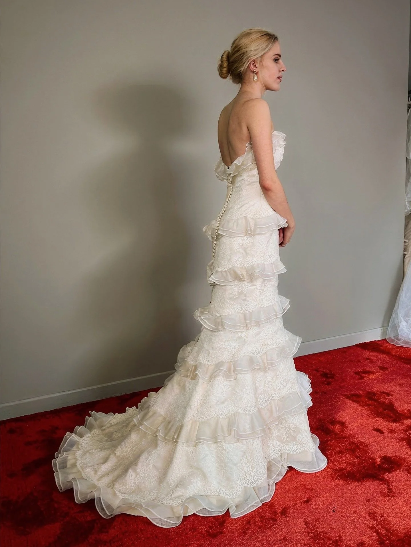 ✨Sunday Style✨
Channeling a little red-carpet history from the Academy Awards 20 years ago! Eva wears a  vintage early aughts bridal gown is crafted of narrow scalloped chantilly lace layered with silk organza ruffles. 🦢

📷 Diane Kruger wearing Eli