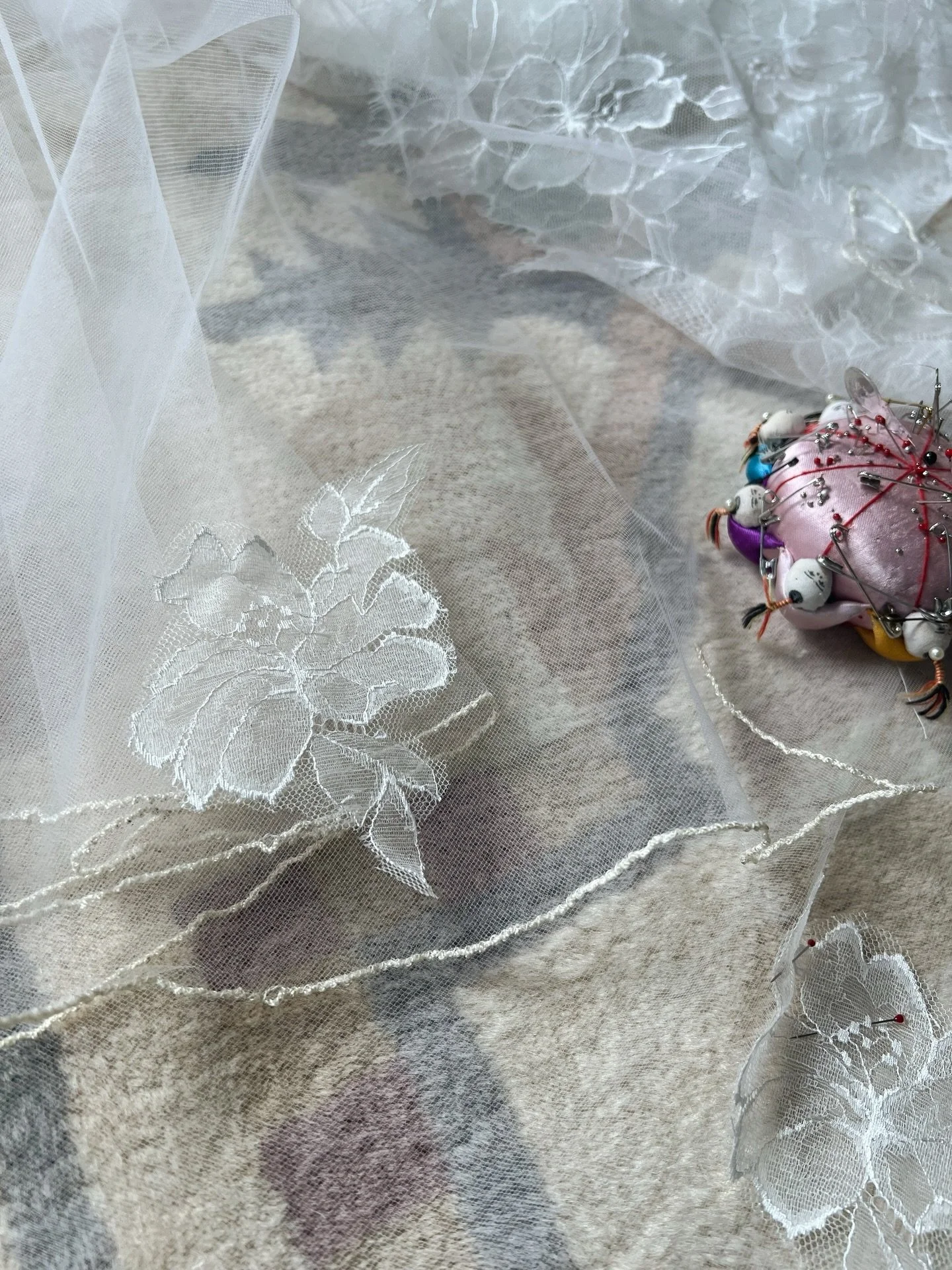 Giving a vintage veil a second life. 🕊️
Out with the jagged, drab pencil edge, in with this pretty, deadstock Chantilly lace. Hand-cutting and pinning these floral cut-outs for a soft, ethereal finish. 

Creating a little magic between appointments 