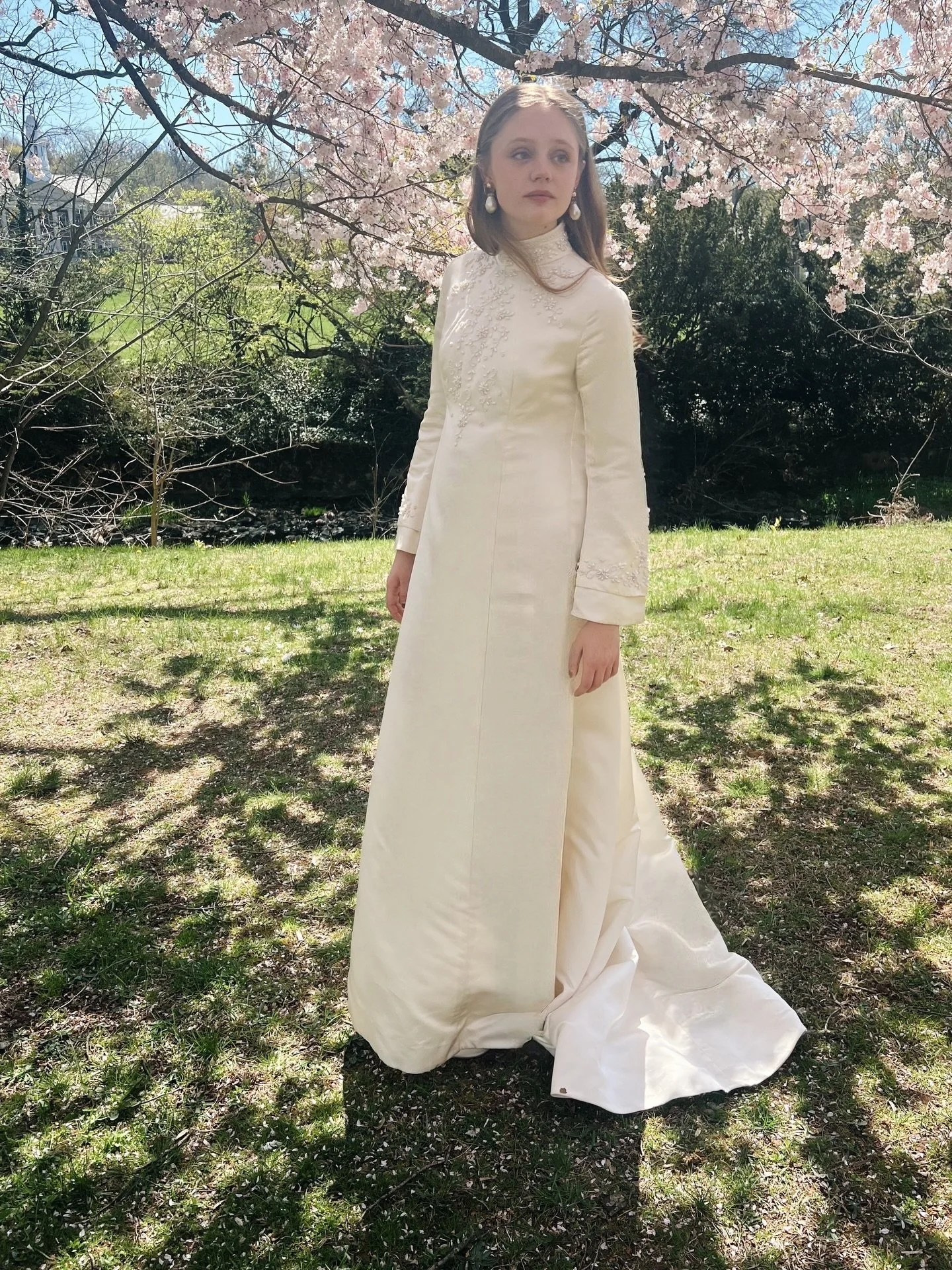 A masterclass in late 1960s bridal. 🕊️ This Saks Fifth Avenue Bianchi gown captures the exact moment fashion moved away from the 1950s ballgowns toward a more linear, architectural silhouette.

Every detail tells a story: the Mandarin mock neck refl