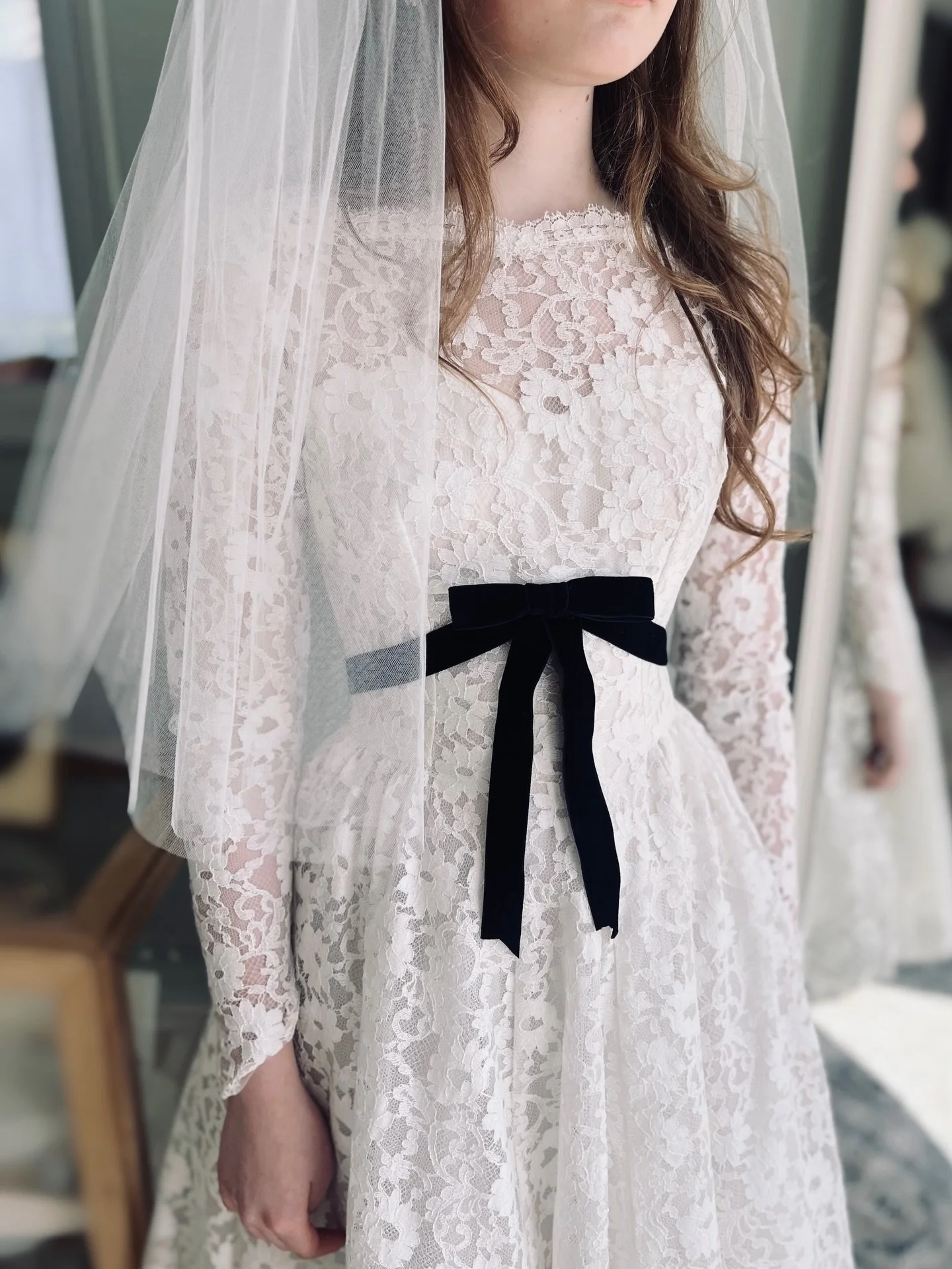 🖤The Art of the Update🤍
A silhouette that remembers the 50s but lives in the now. 💕

#vintagebridal #modernvintage #lace #weddingwear