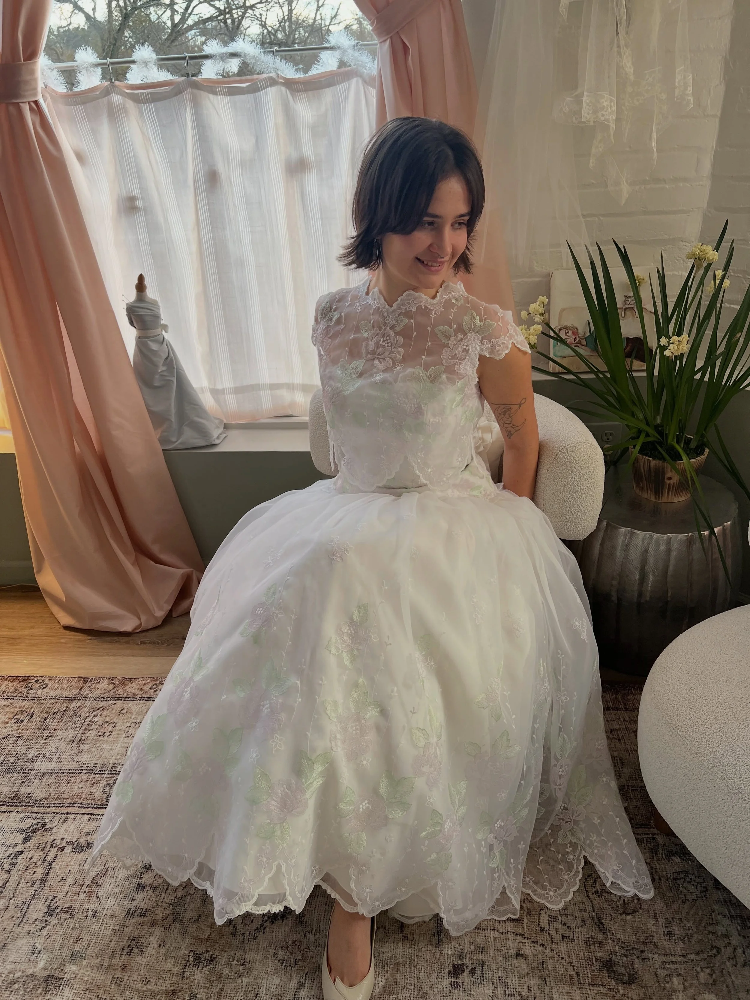 They say mother knows best, but in this case, my daughter found the best! 🌸

I couldn't resist showing you this incredibly special vintage ensemble she sourced for me in Vermont. It's a 1980s Priscilla of Boston, and anything but cookie-cutter.

A r