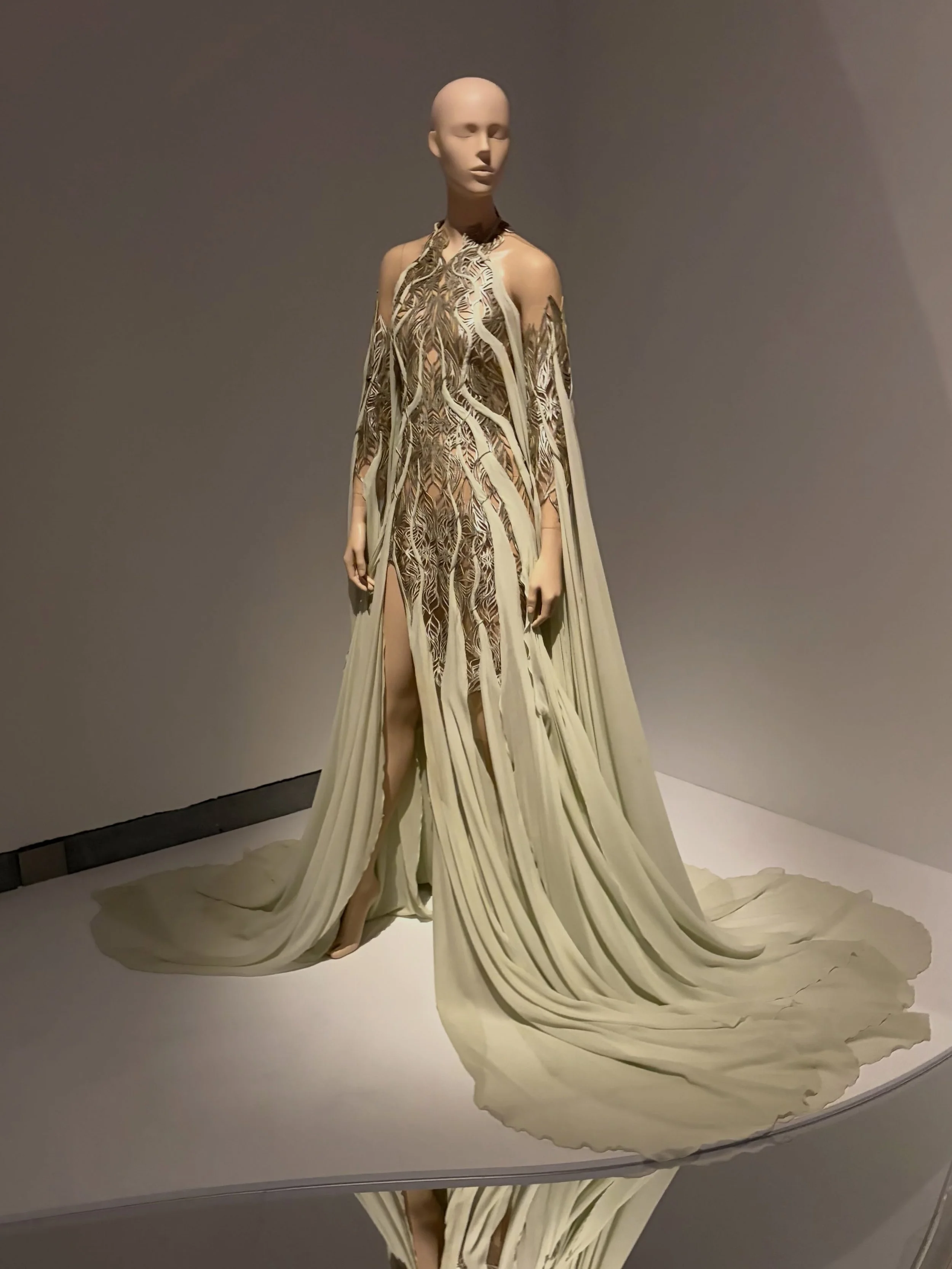 Spent a morning in the Sculpting the Senses exhibition at the Brooklyn Museum last week. 🕊️
So fascinating to get an inside look at Iris van Herpen's creative process &mdash;especially because they let you actually touch some of the construction sam