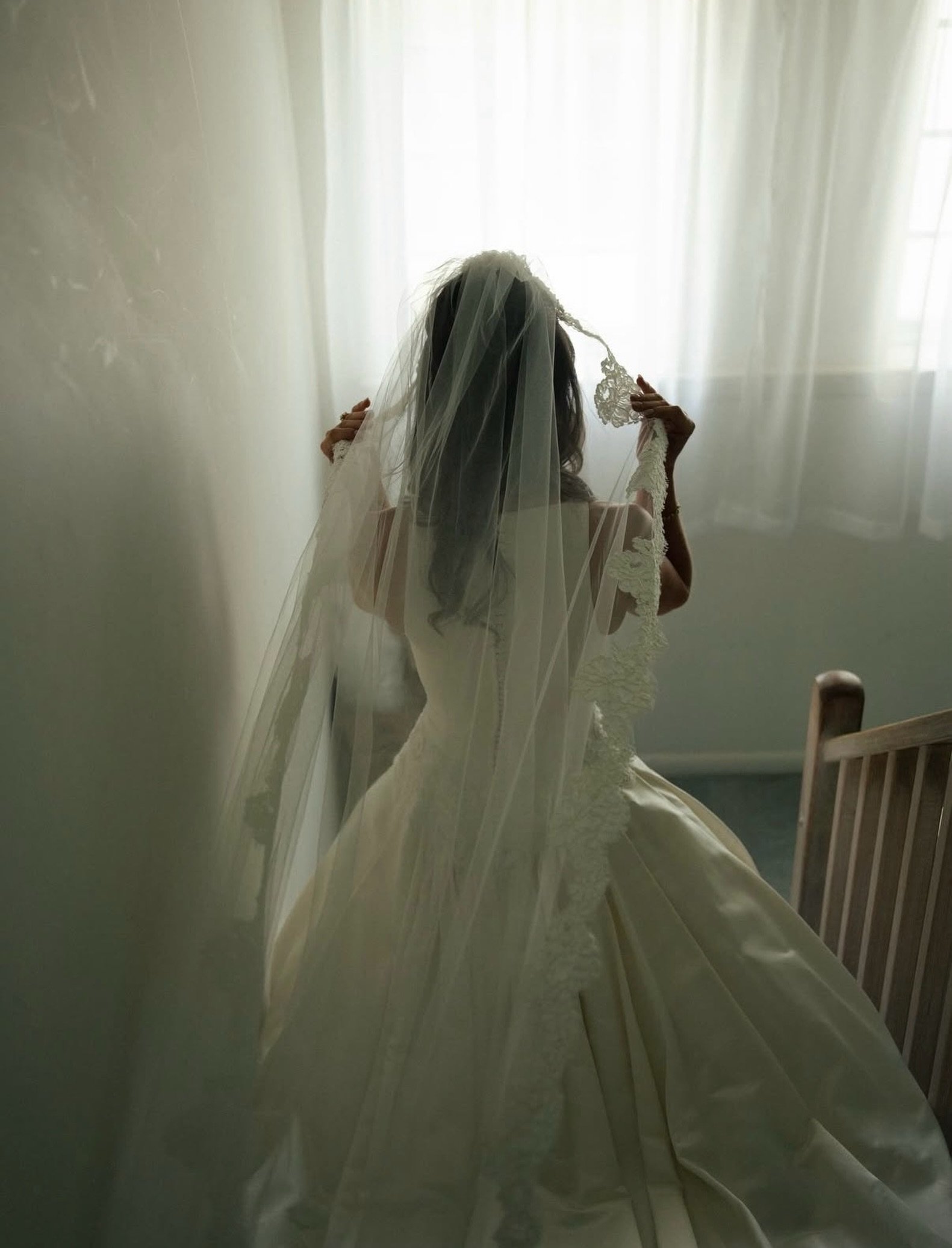 Sabina @sabinajarosz_  heads to the aisle in a '90s Amsale silk satin ballgown~framed with a vintage Alen&ccedil;on lace-trimmed veil✨a look that's timeless, iconic, and completely her own. ✨

#maybellebride #vintagebridal #customalterations