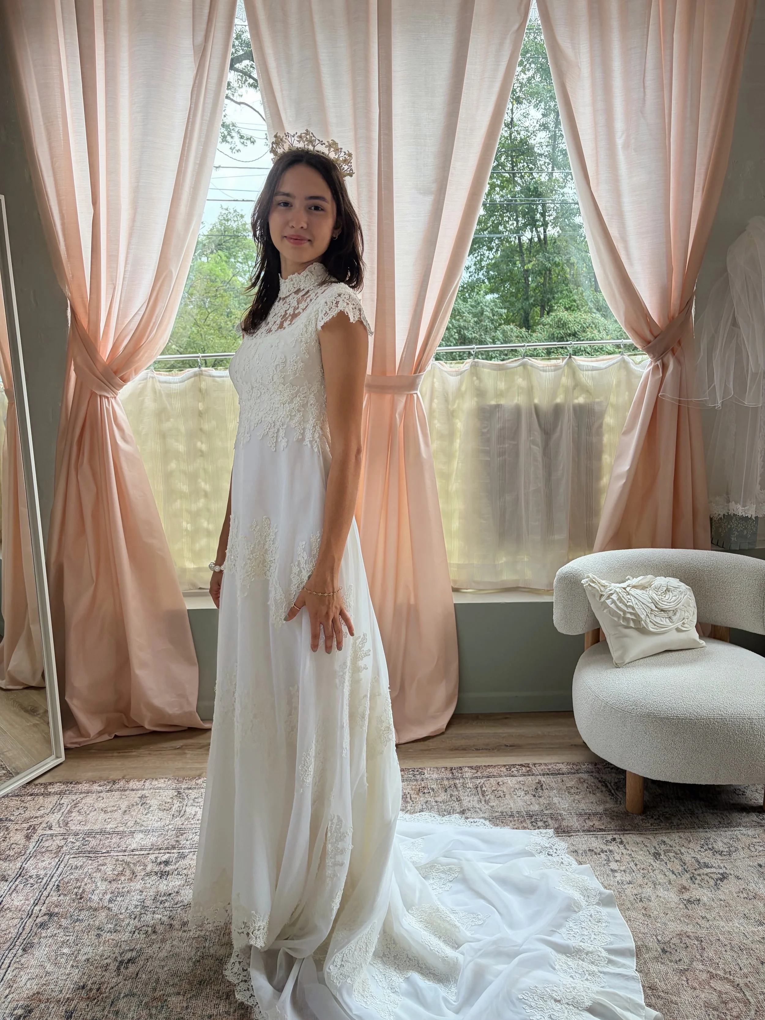 Happy Saturday from the 70s 🌾🕊️

#vintageweddingdress #1970sbridal #sustainablebridal