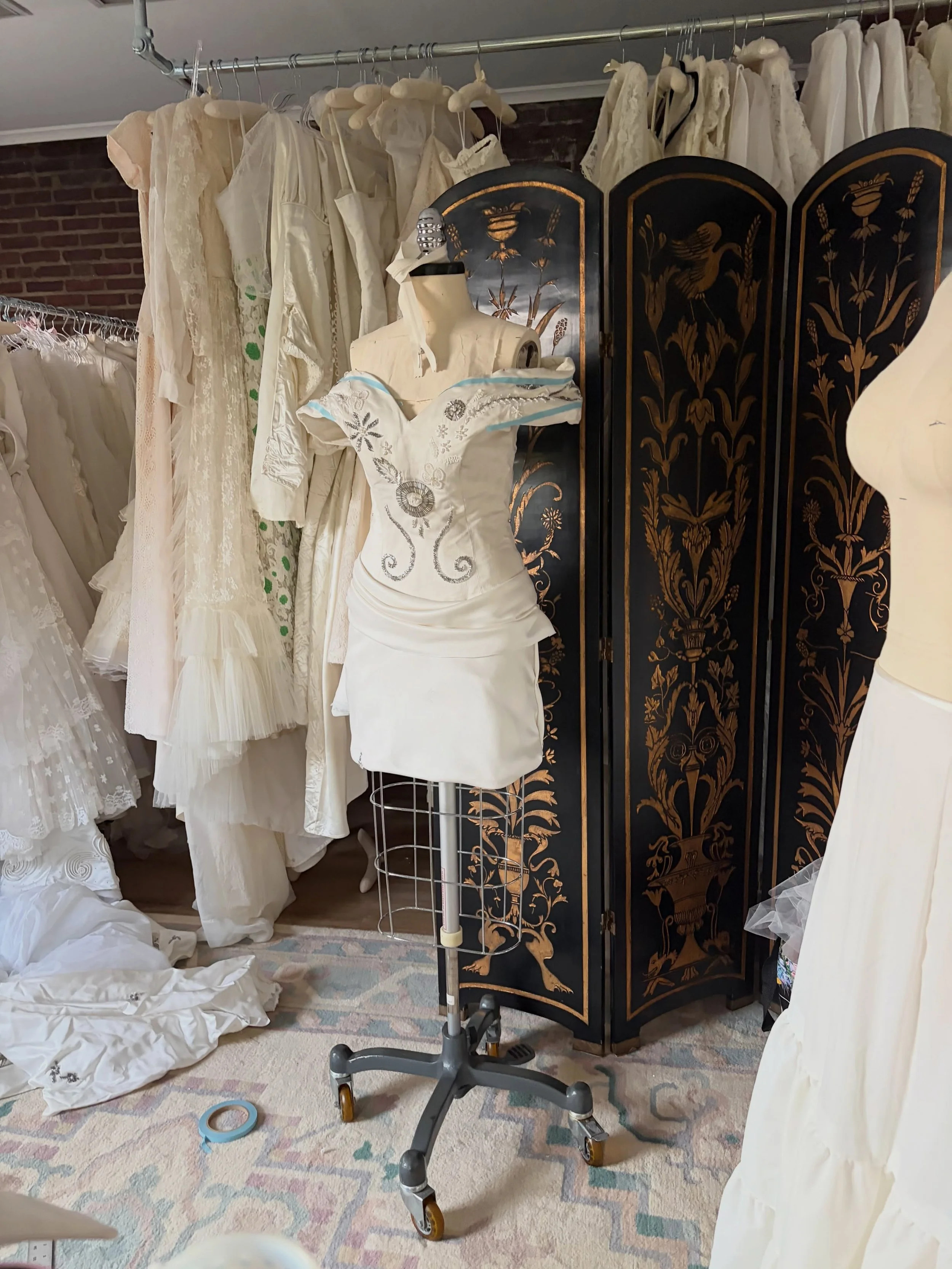 Life lately✨ A mix of custom commissions, curated vintage finds, and ongoing reimagining projects 🤍

#vintagebridal #insidetheatelier #designer