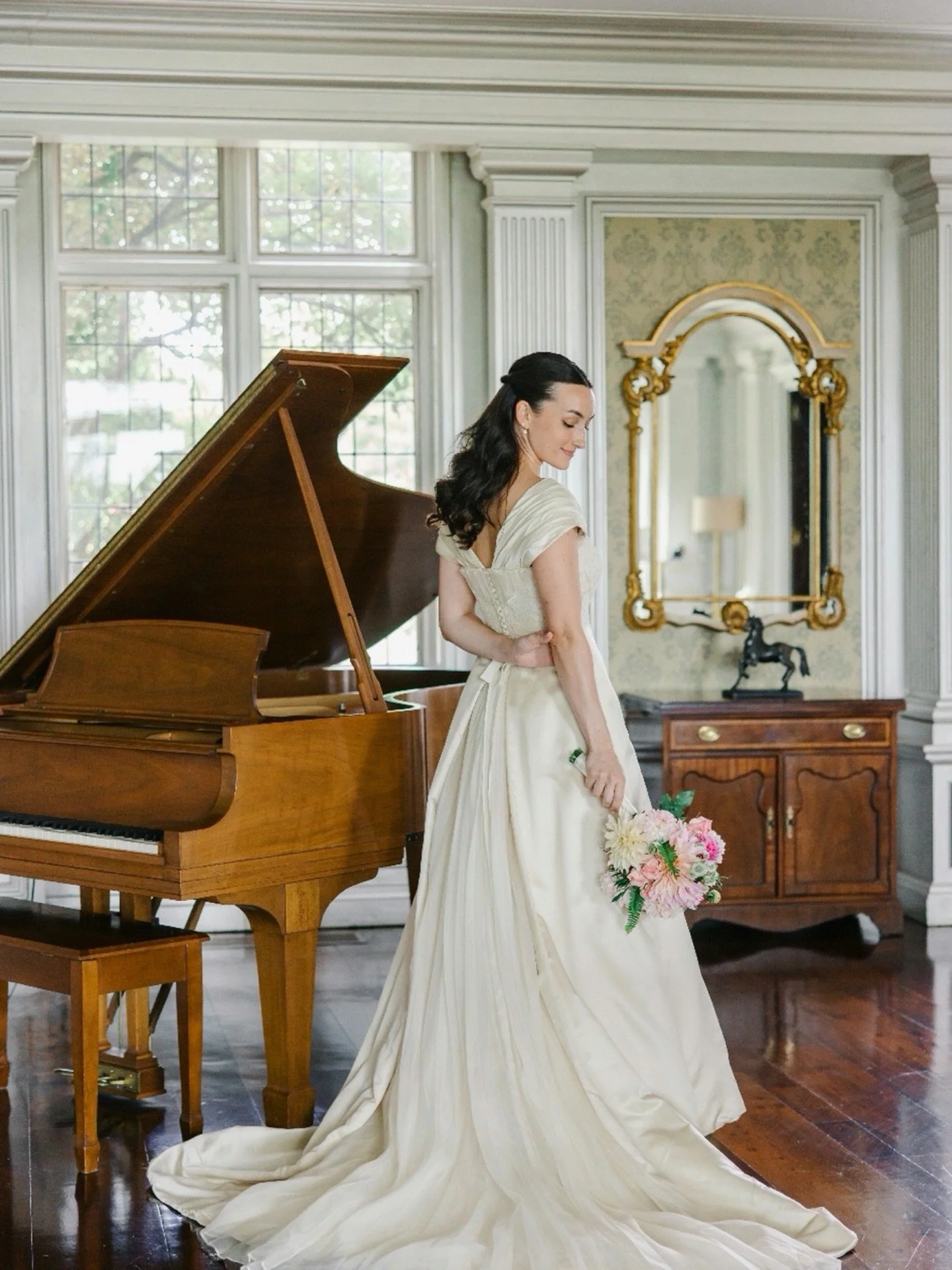 Beautiful Annie @annie_krattiger 's wedding day, in a vintage dress made entirely hers. 🤍
She found her gown at @sophiesvintagebridal and thank you Sophie, for sending her my way to make it perfect!
It had good bones: a beautiful lace bodice and ivo