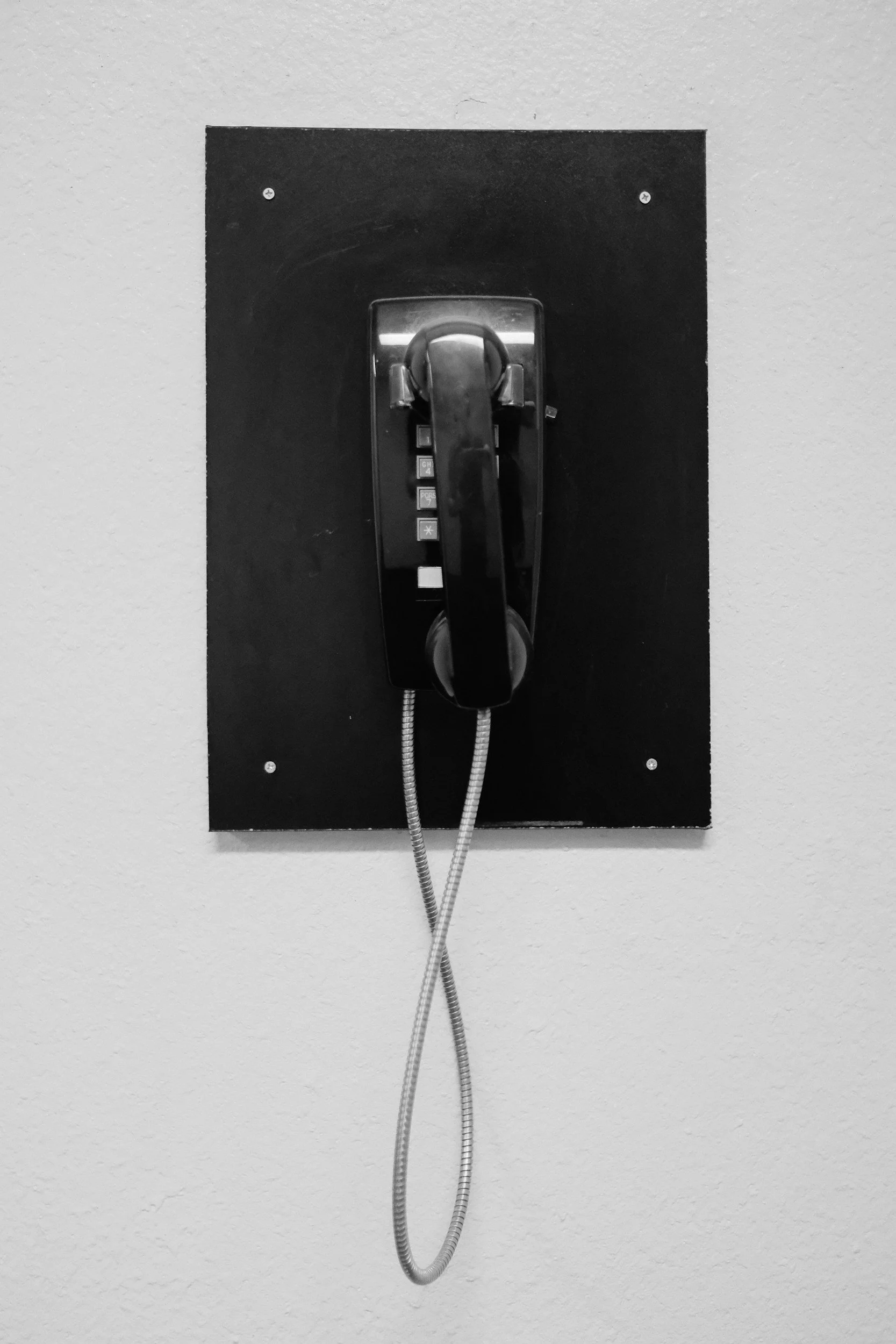 Icon of a telephone receiver on a purple background.